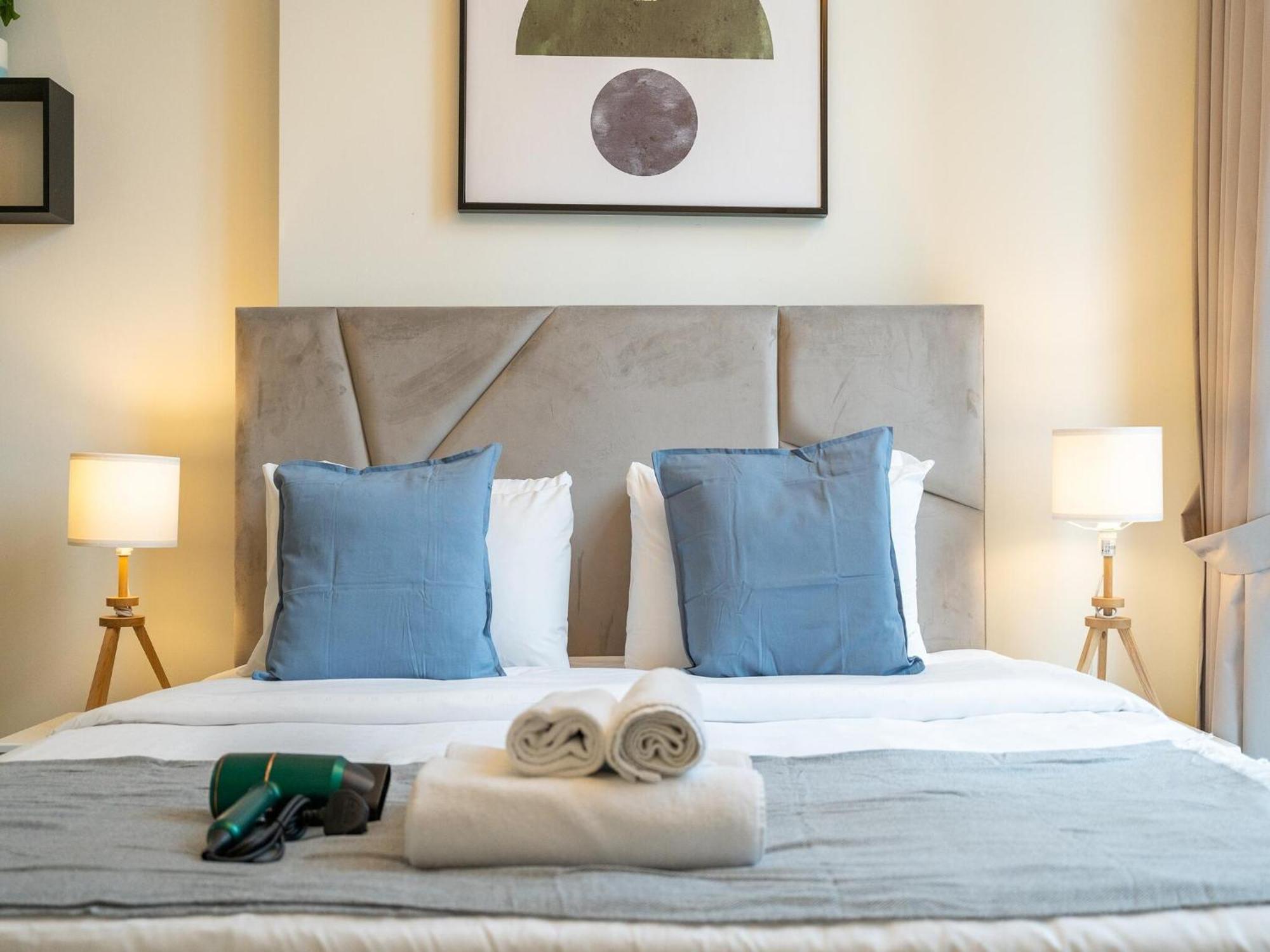 Luxe Near Mall Burj Khalifa Pool Gym Parking Apartment