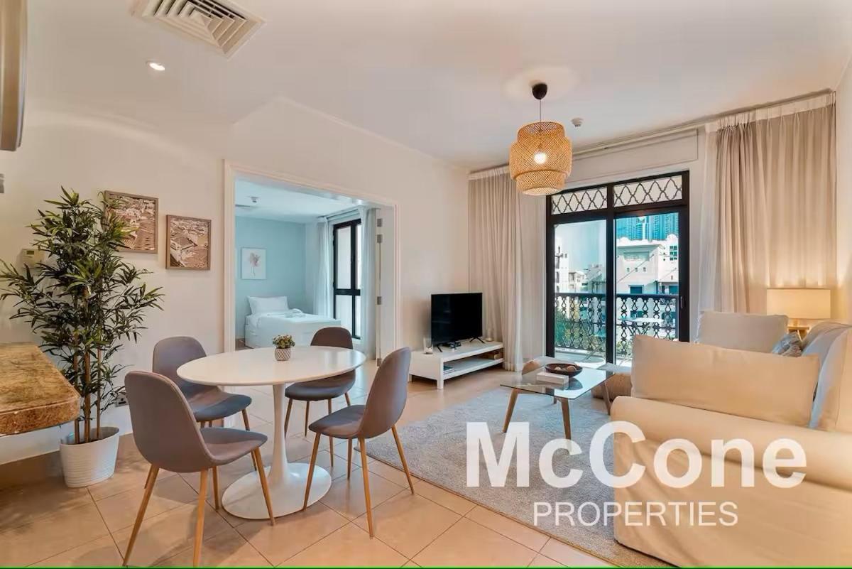 Downtown 2br With Iconic Burj Khalifa Views Apartment *