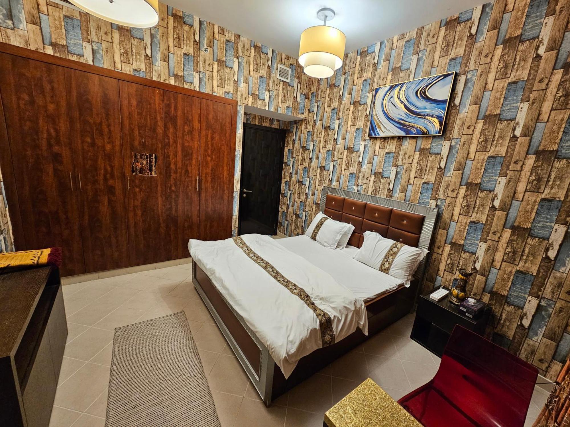 Standard Bedroom With Balcony In Escan Tower Marina Homestay Dubai