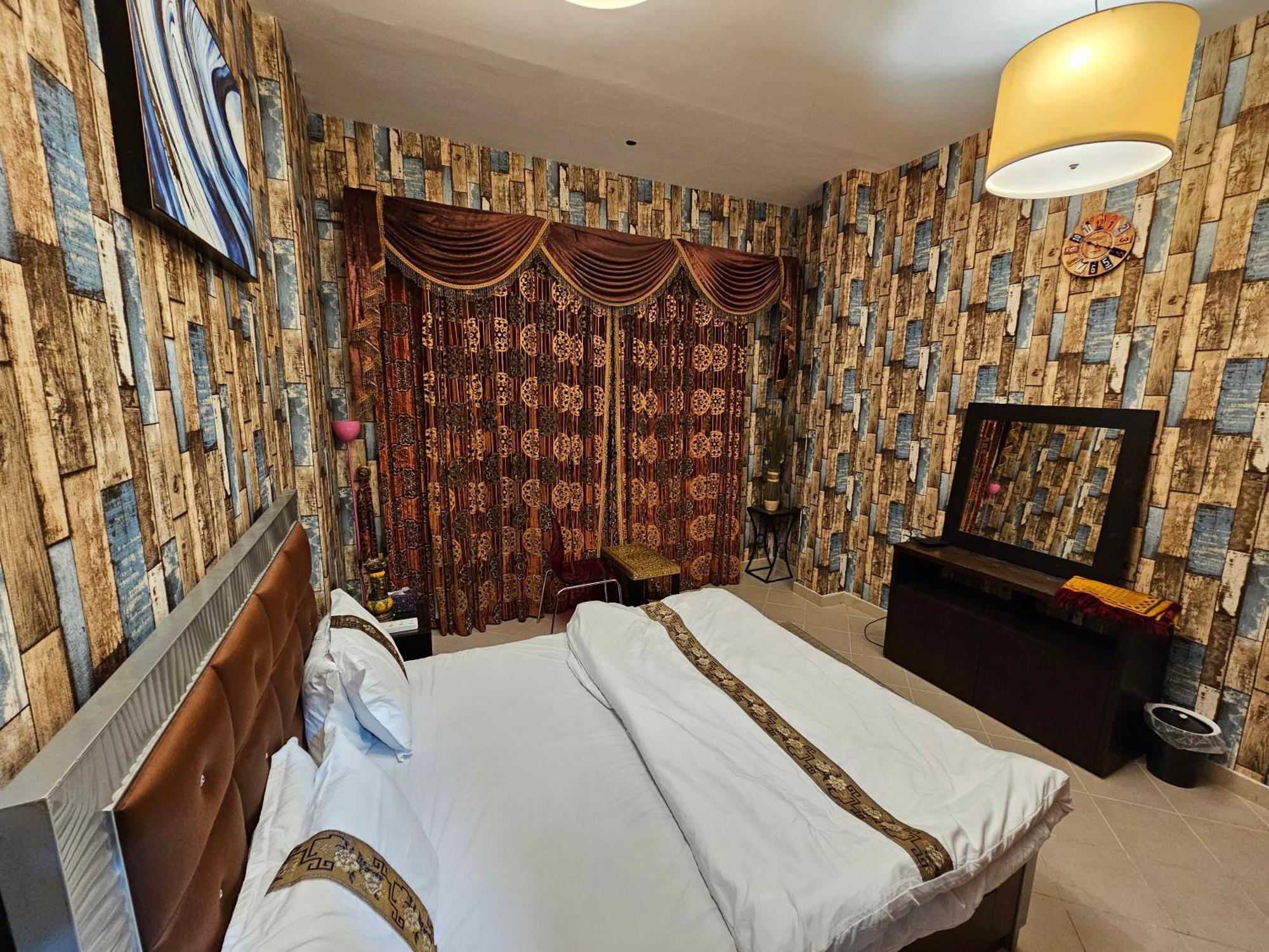 Standard Bedroom With Balcony In Escan Tower Marina Homestay Dubai