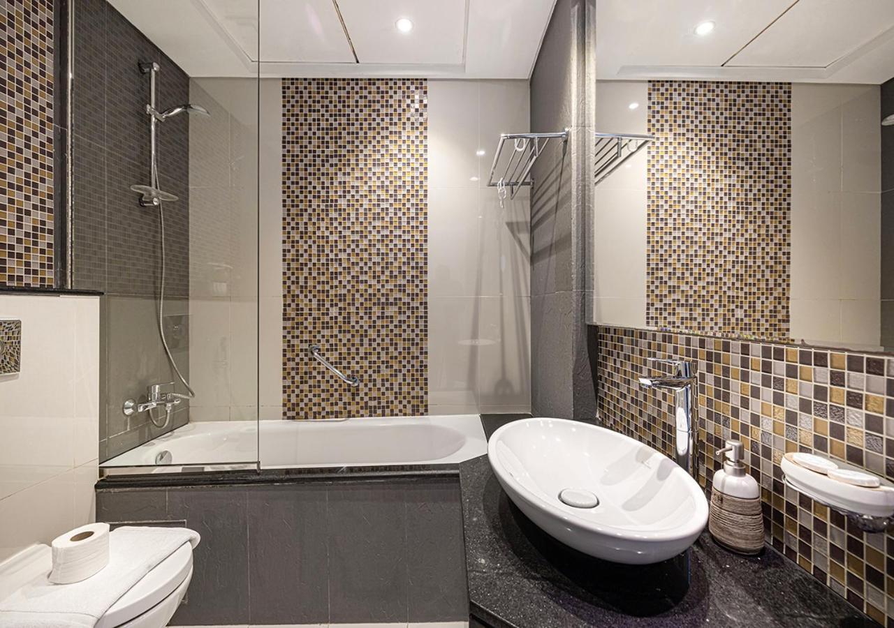2 Bedroom Apartment! 5 Minute Walk To Mall! Burj Khalifa View! Apartamento Dubai
