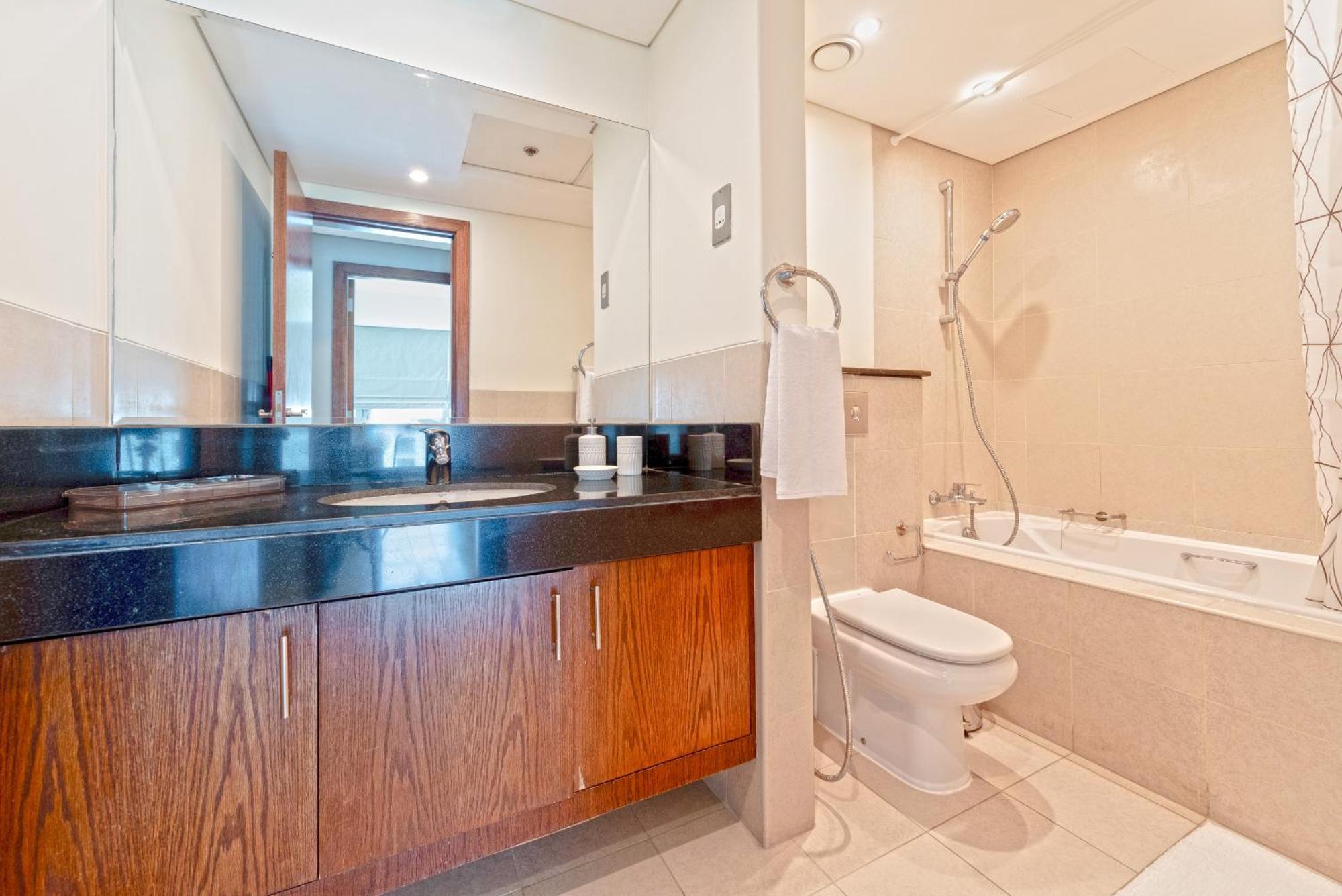 Lovely 1 Bedroom Apartment, Near Mall & Burj Khalifa, Downtown Dubai
