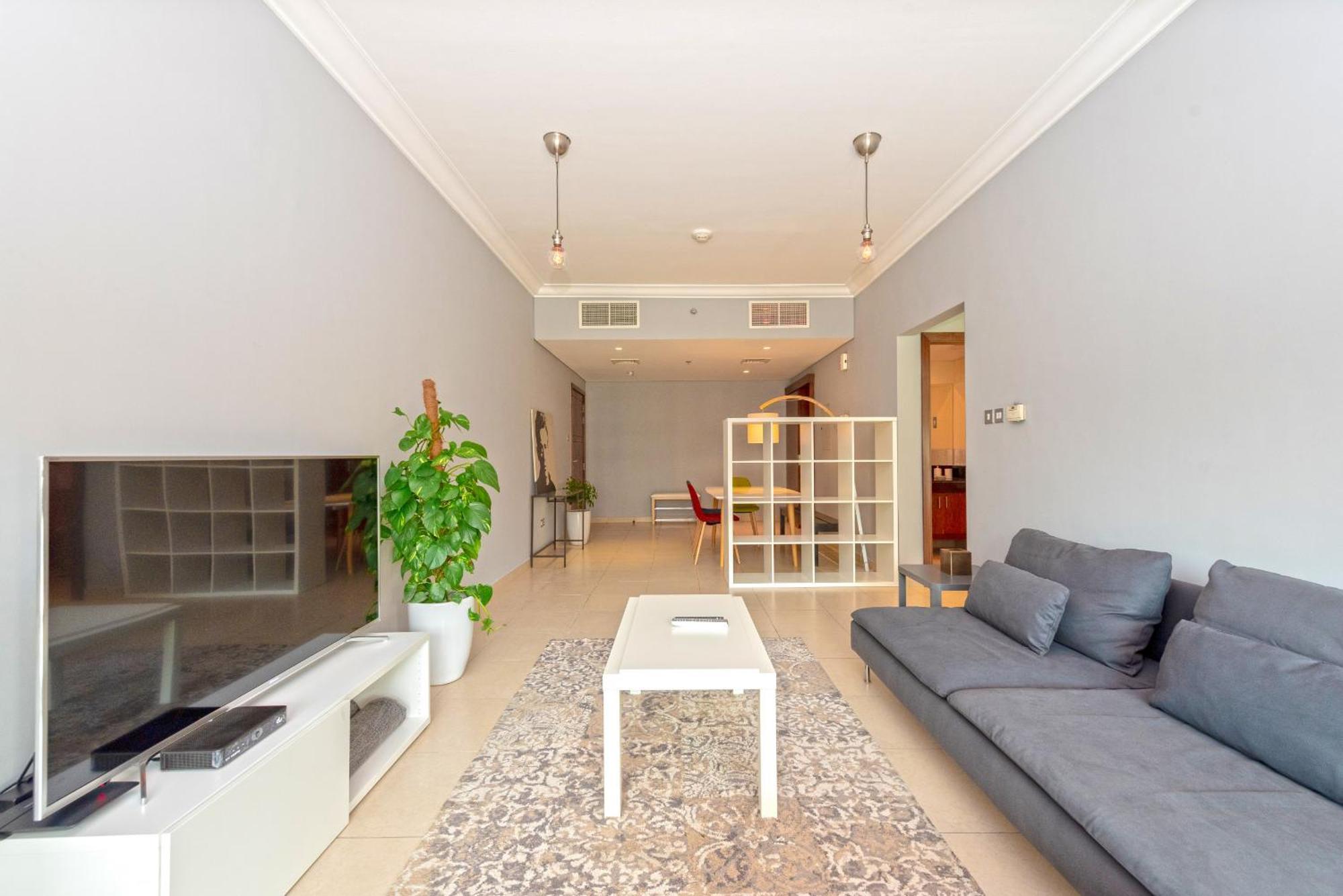 Lovely 1 Bedroom Apartment, Near Mall & Burj Khalifa, Downtown Apartment