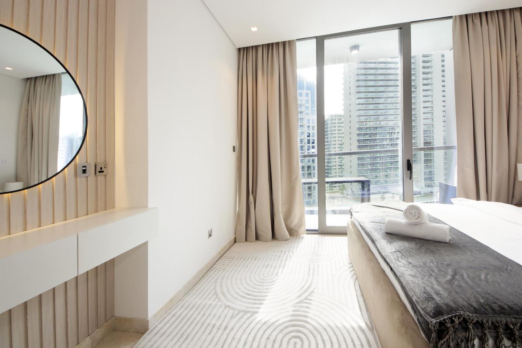 Luxury 2bhk Maid's The Sterling West Near Mall *