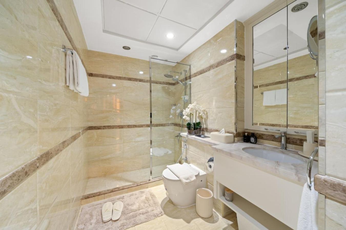2-bedroom With Full Burj Khalifa & Opera House Views Just 9 Min Walk To Mall! Daire Dubai