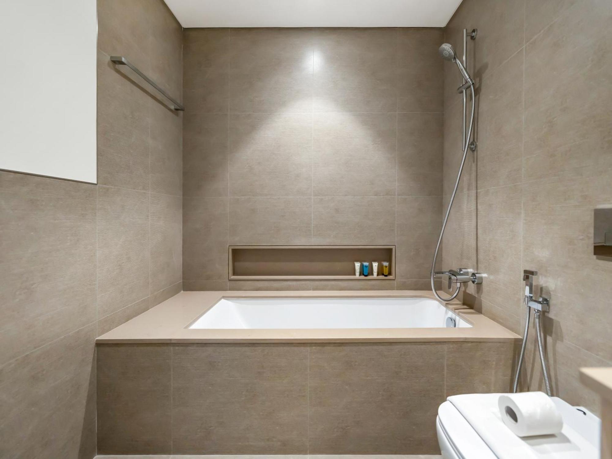 1br Downtown I Steps To Fountain & Mall * Dubai