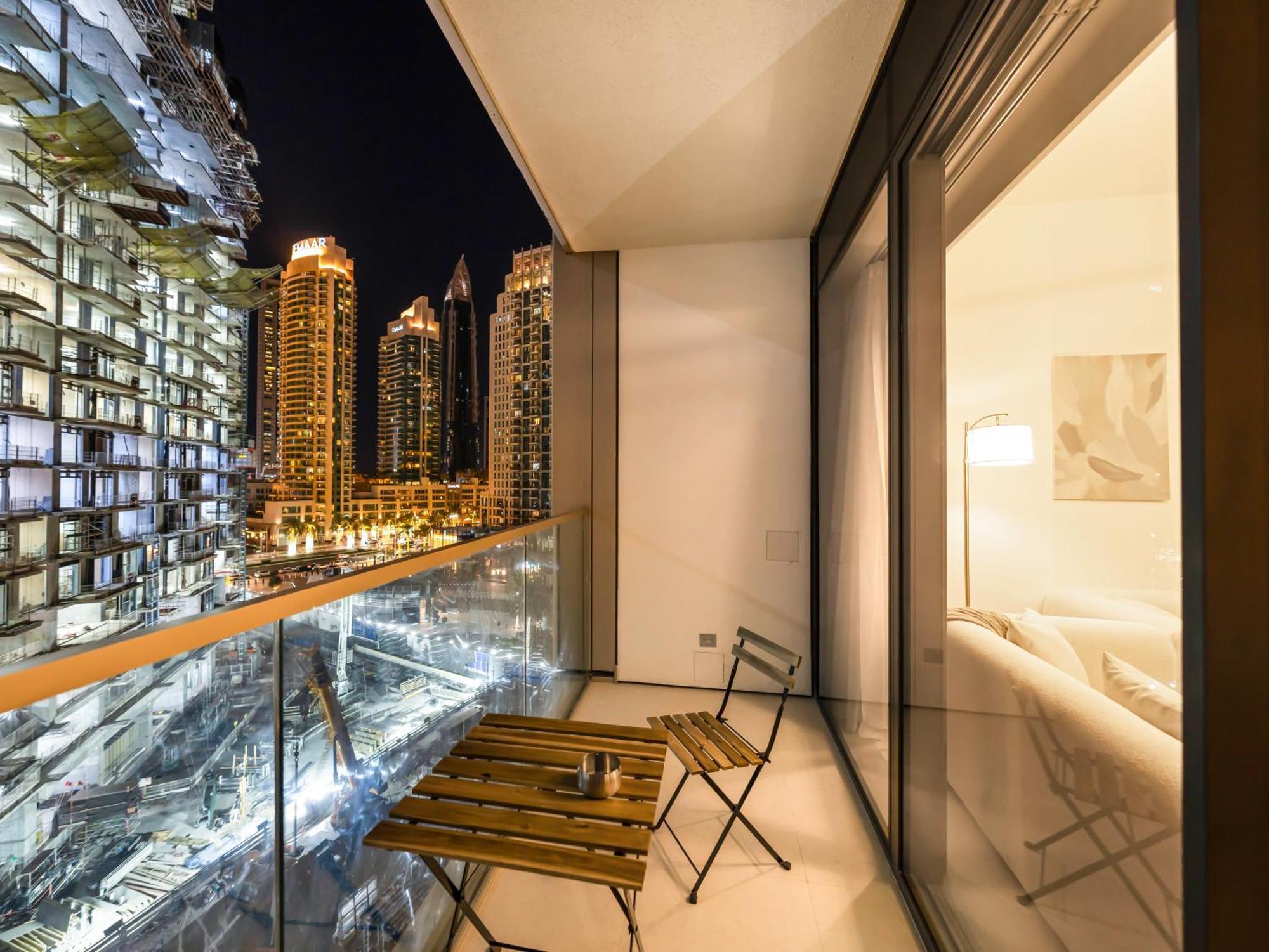 1br Downtown I Steps To Fountain & Mall Apartment Dubai
