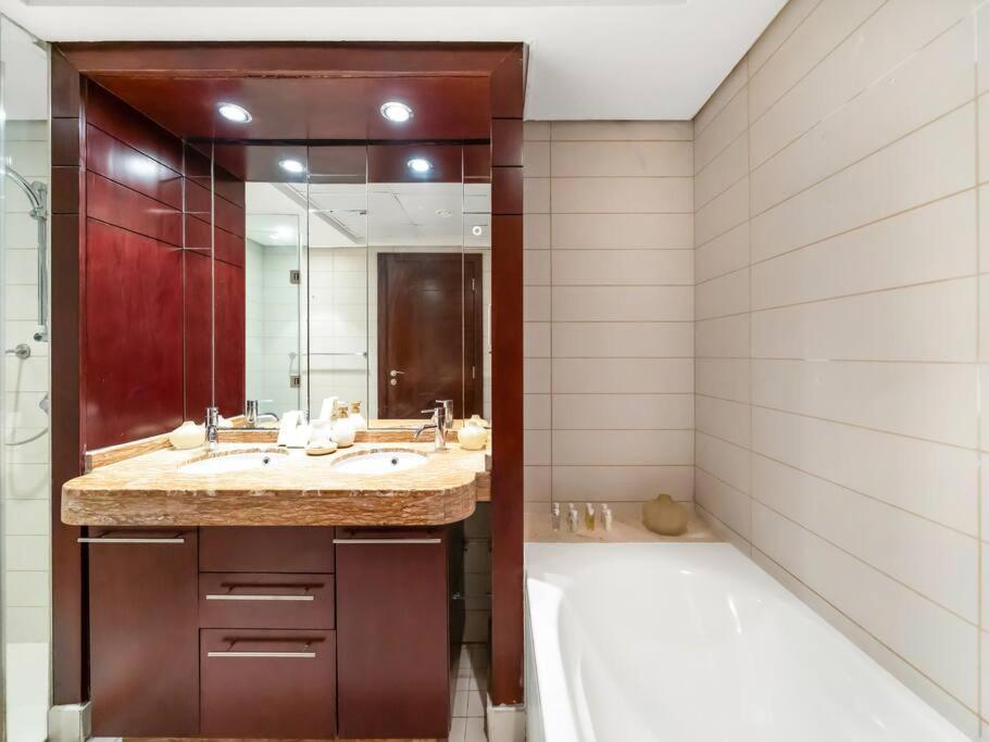 Tatil Evi Royal Vista At Burj Views - & Burj Khalifa Views - Brand New Luxury 2br *