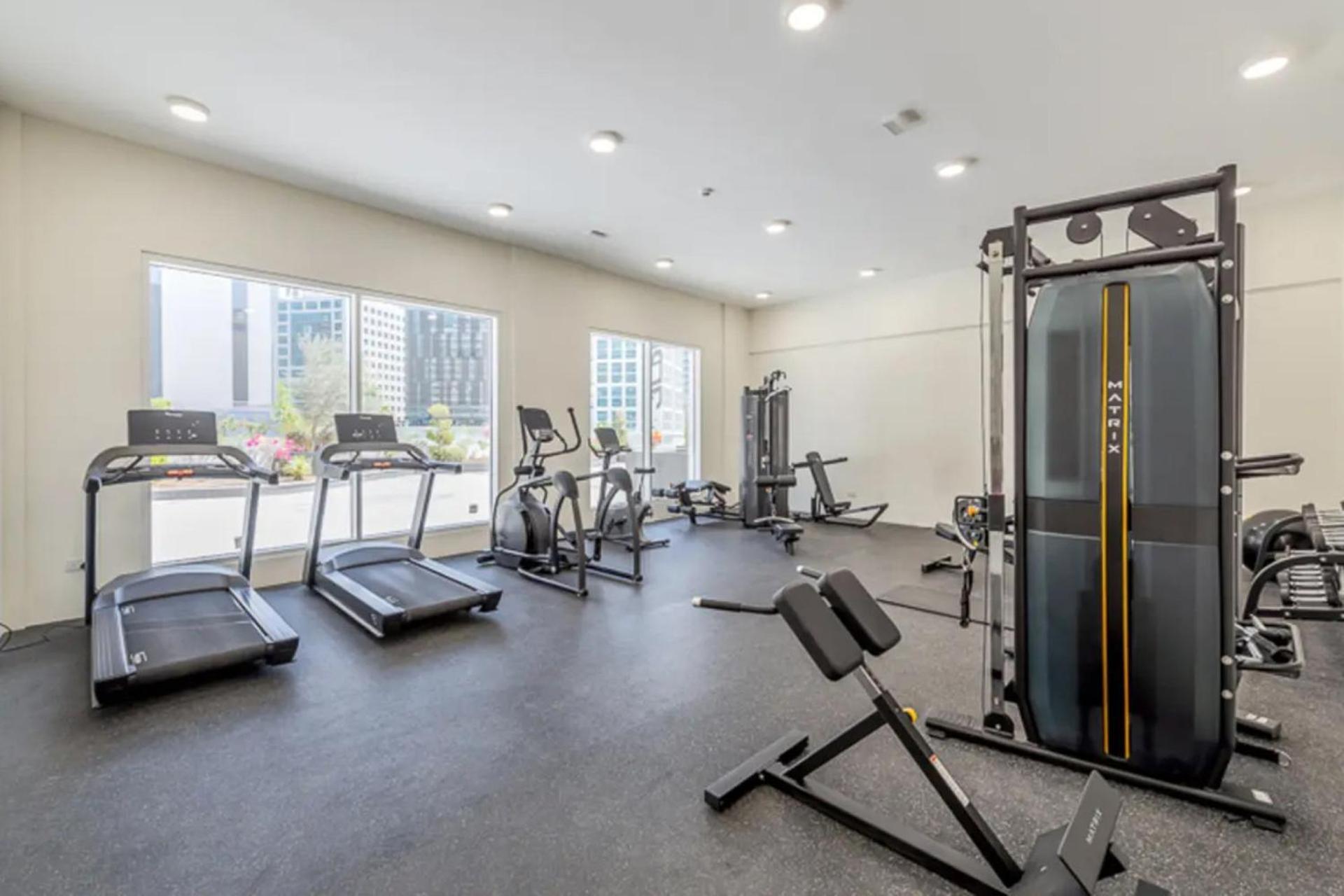 Apartment Spacious I Skyline View I Sleeps 3 *