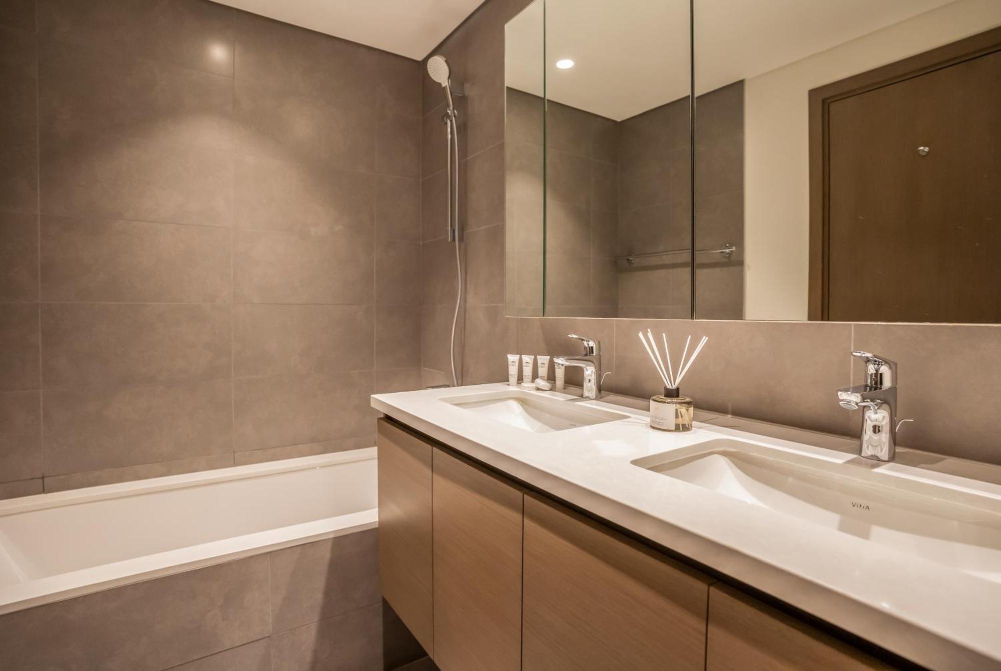Creek Harbor Tower 2 - Premium Three Bedroom Holiday home Dubai
