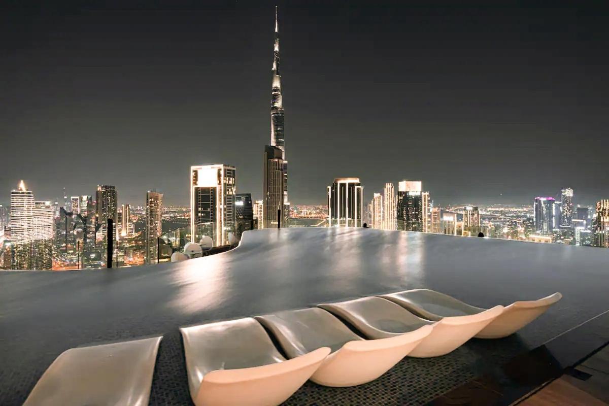 Stunning Burj View - High Infinity Pool - Cozy 2br Apartment *