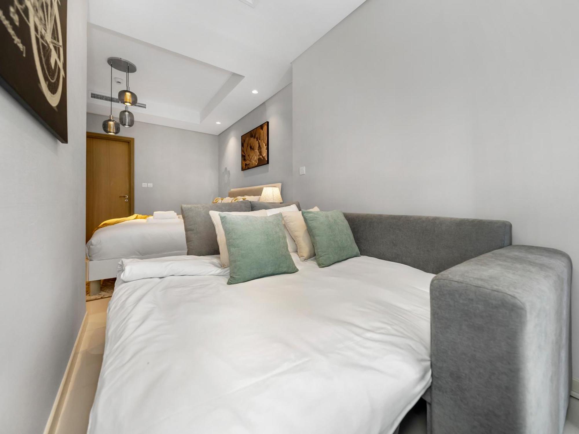 Stunning Burj View - High Infinity Pool - Cozy 2br *