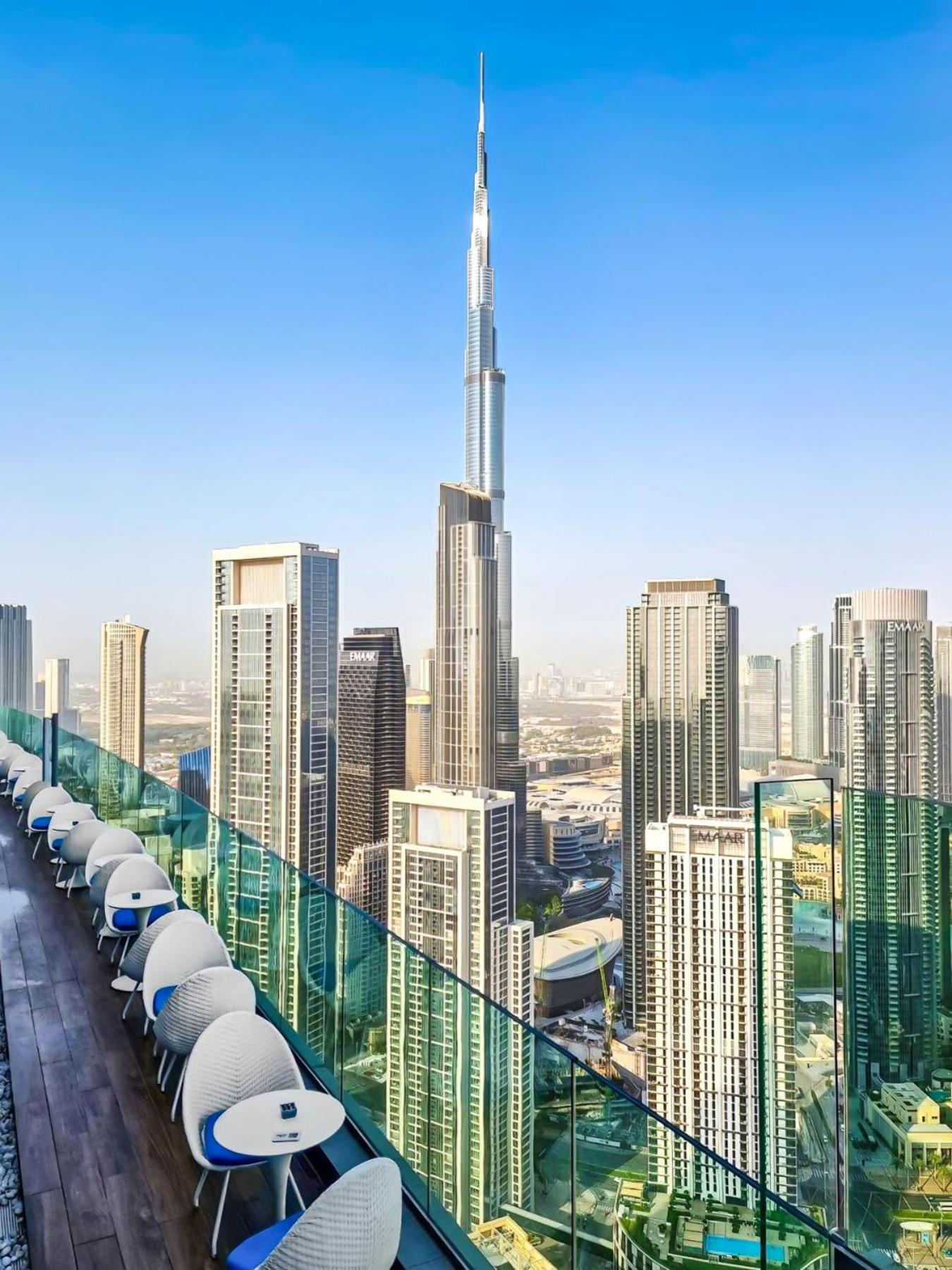 Stunning Burj View - High Infinity Pool - Cozy 2br Apartment *
