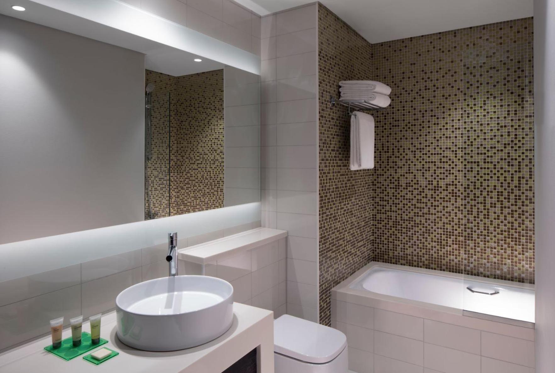 Hyatt Place Al Rigga