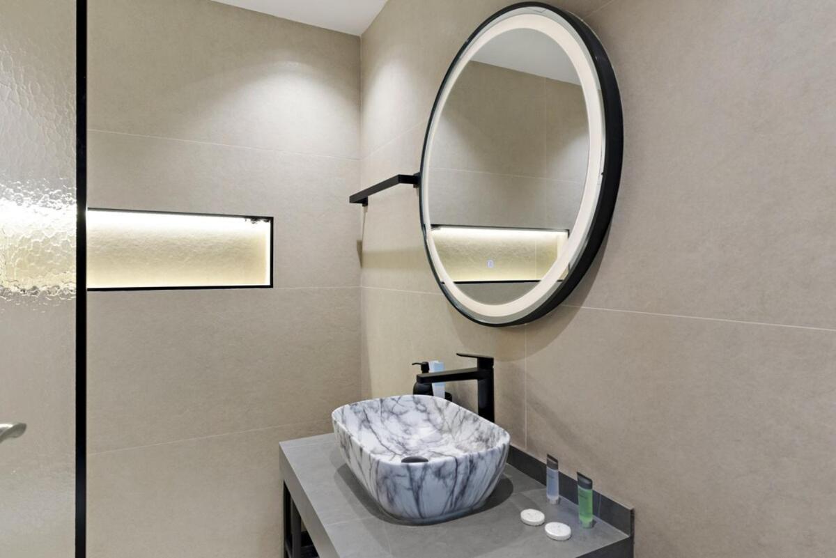 Modern 1br At Knightsbridge Court, Near Halfa Park * Dubai