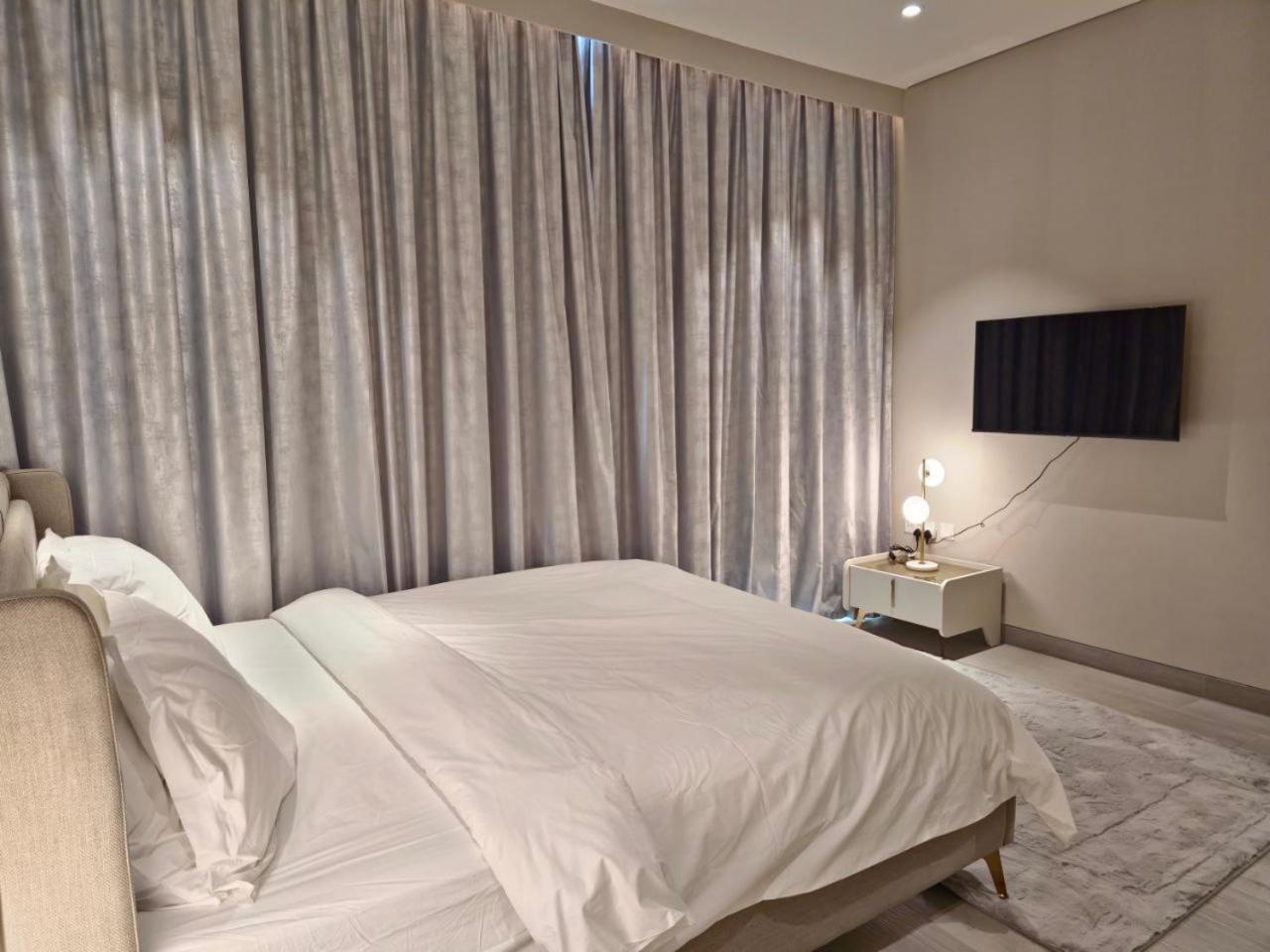 Apartment Marina Walk Gem Modern With Pool & Gym Access, Steps To & Metro Managed By Sunnyhomes Dubai