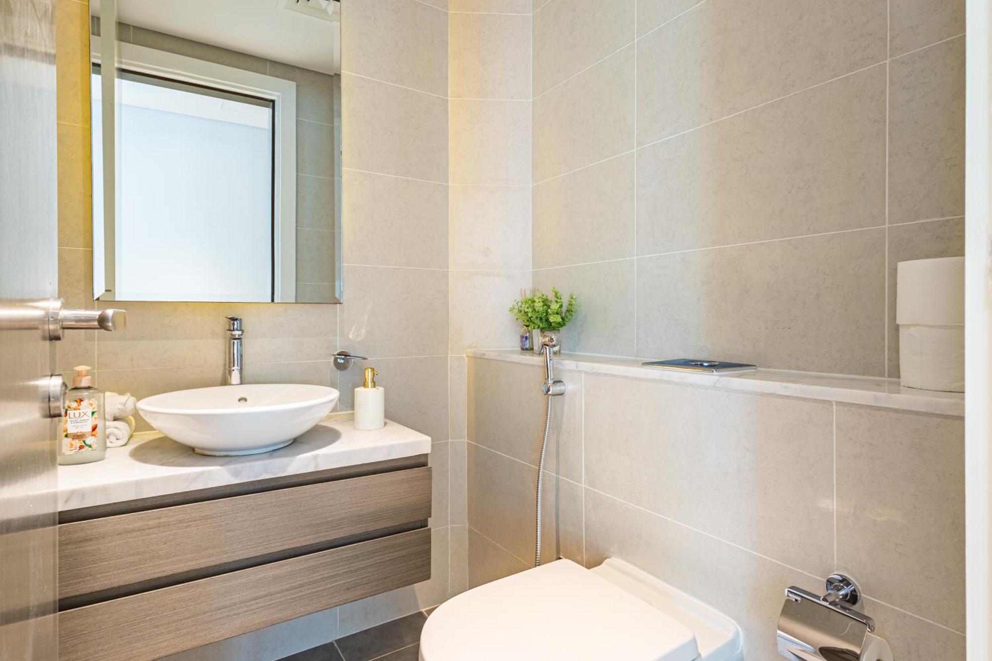 Deluxe One-bedroom In Business Bay With Burj Khalifa And Canal View Apartment