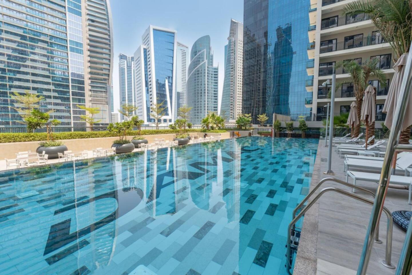 Keyrock Living - Lakeview Retreat In Business Bay