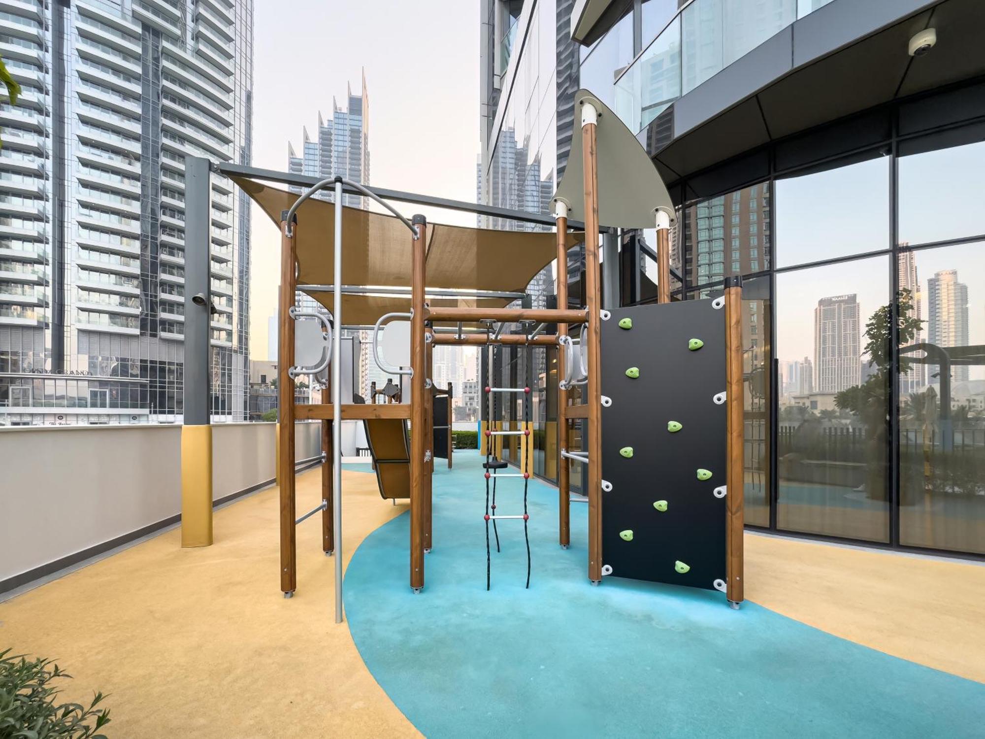 Crown Jewel 2 Bedroom I Iconic Burj Khalifa And Fountain Views I Free Parking, Gym, Pool, Wi-fi And Ps5 I By Skyline Serenity *
