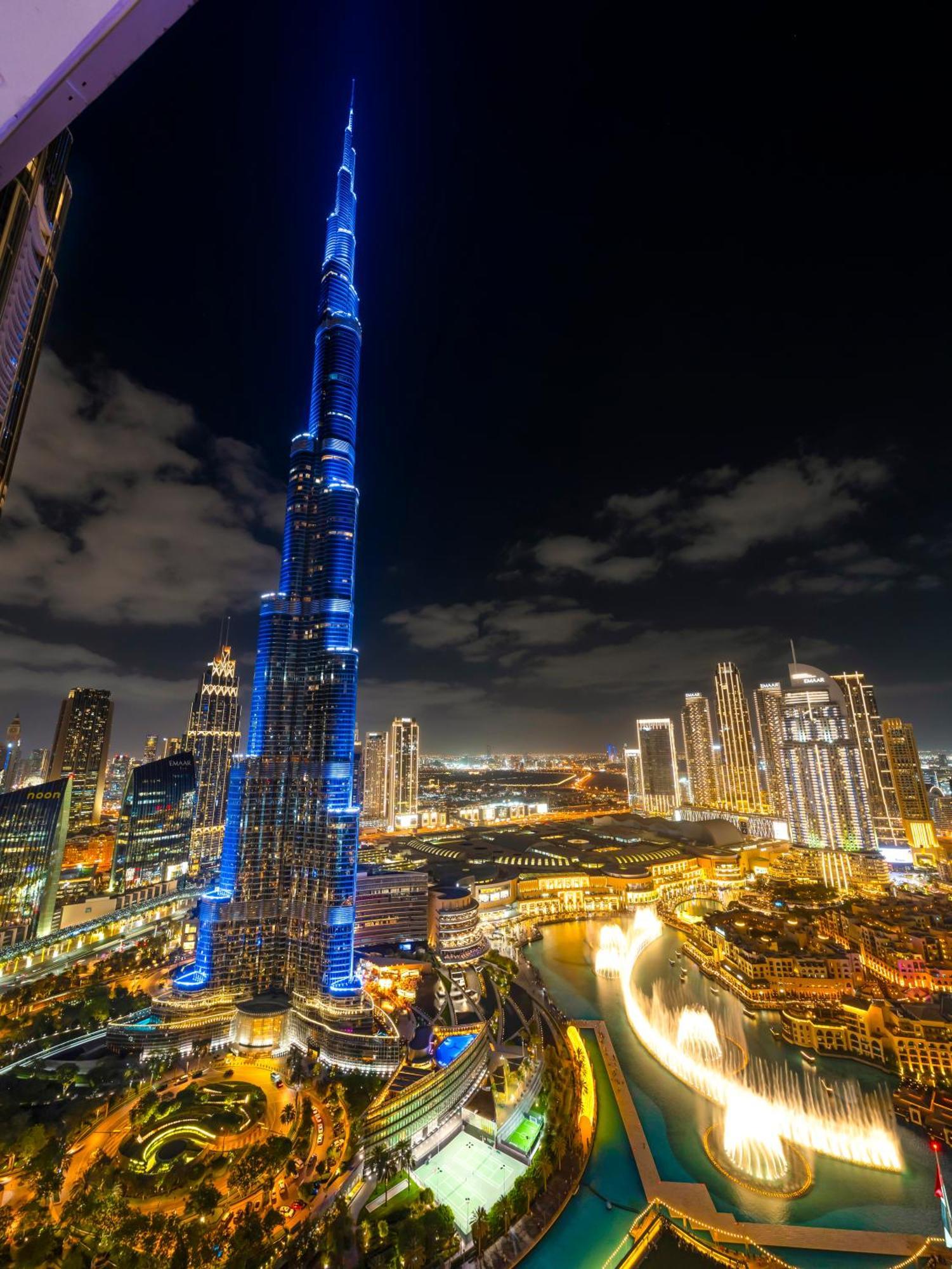 Crown Jewel 2 Bedroom I Iconic Burj Khalifa And Fountain Views I Free Parking, Gym, Pool, Wi-fi And Ps5 I By Skyline Serenity Dubai