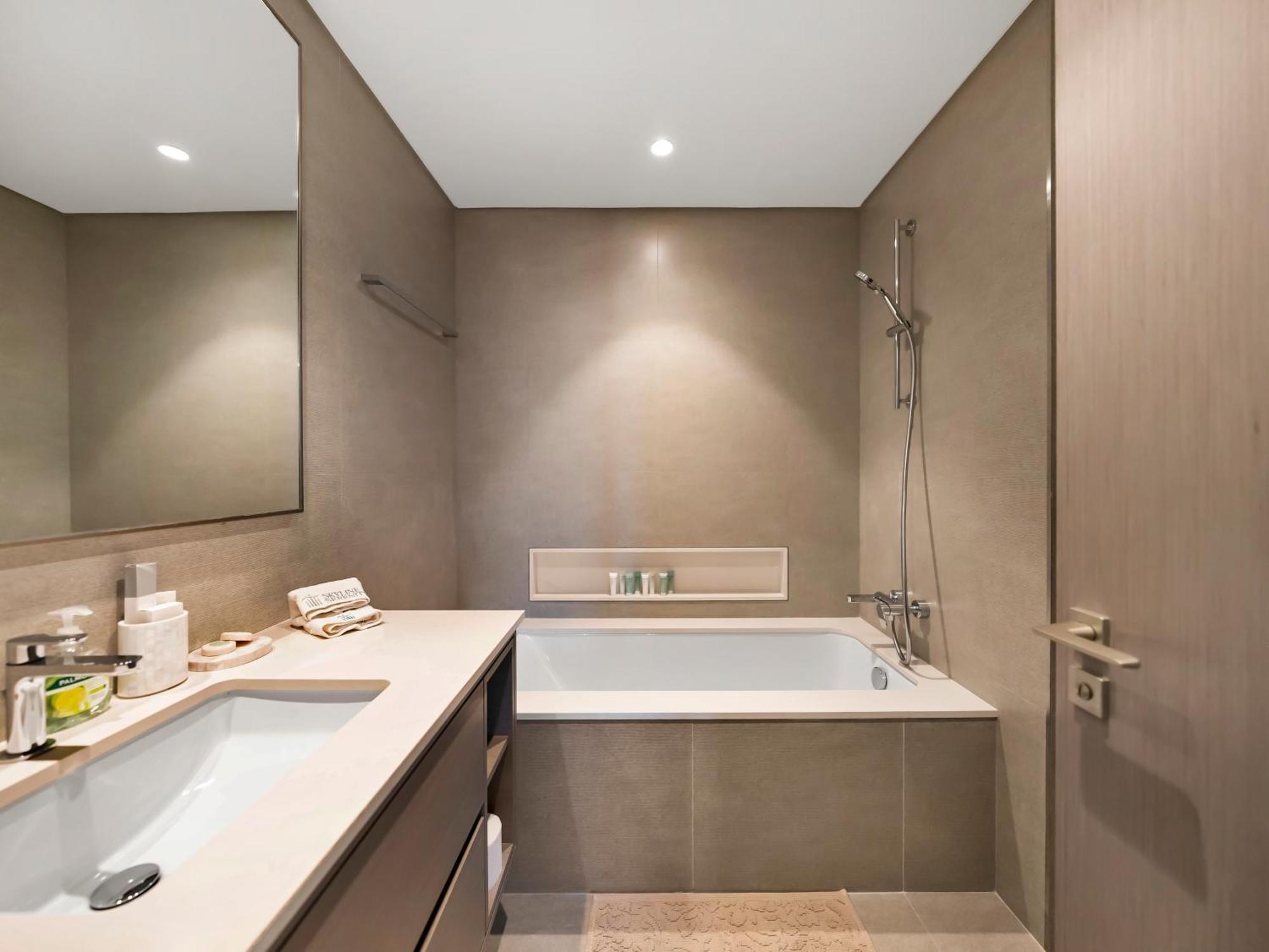 Crown Jewel 2 Bedroom I Iconic Burj Khalifa And Fountain Views I Free Parking, Gym, Pool, Wi-fi And Ps5 I By Skyline Serenity Dubai