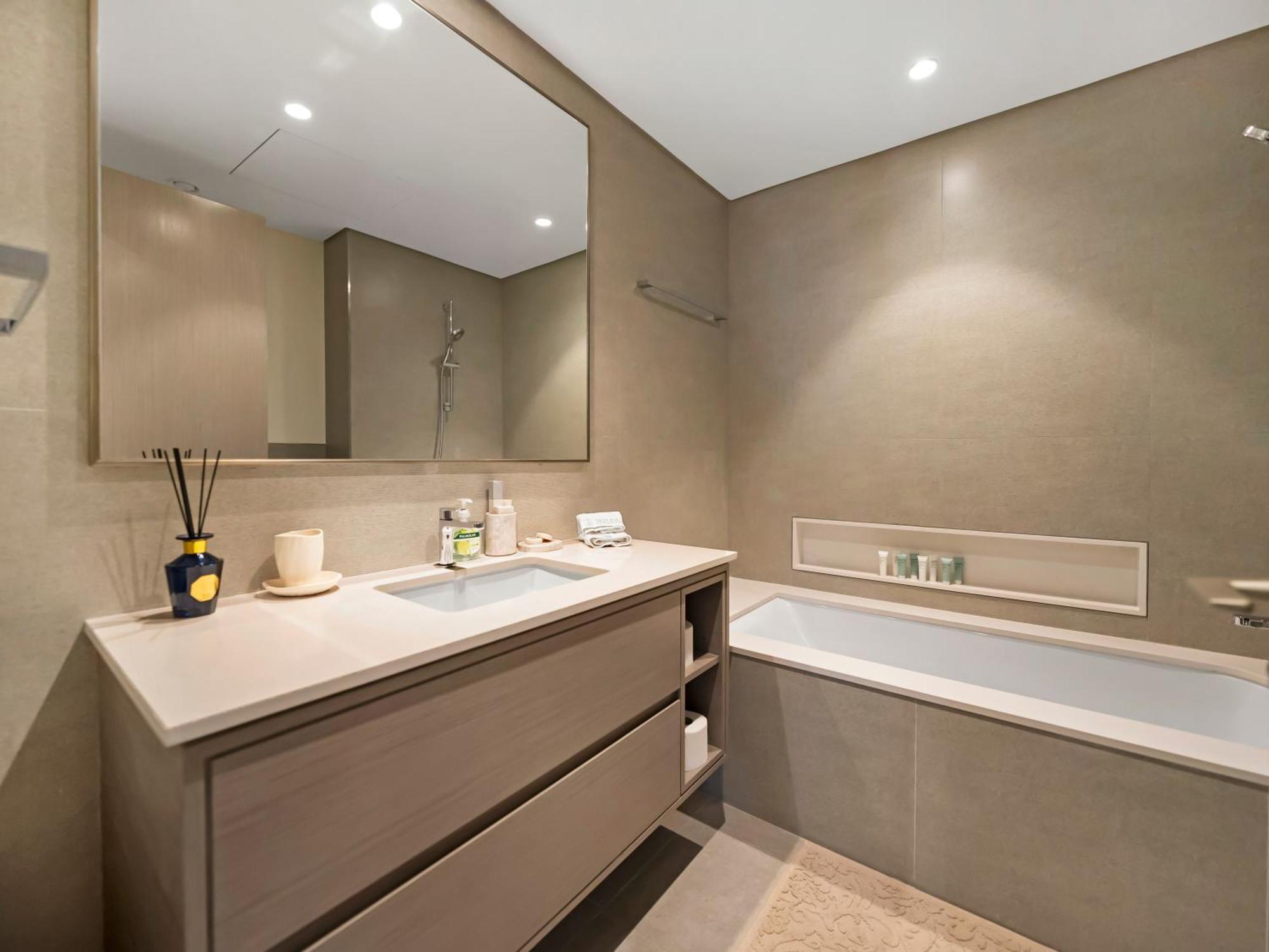 Crown Jewel 2 Bedroom I Iconic Burj Khalifa And Fountain Views I Free Parking, Gym, Pool, Wi-fi And Ps5 I By Skyline Serenity Apartment Dubai