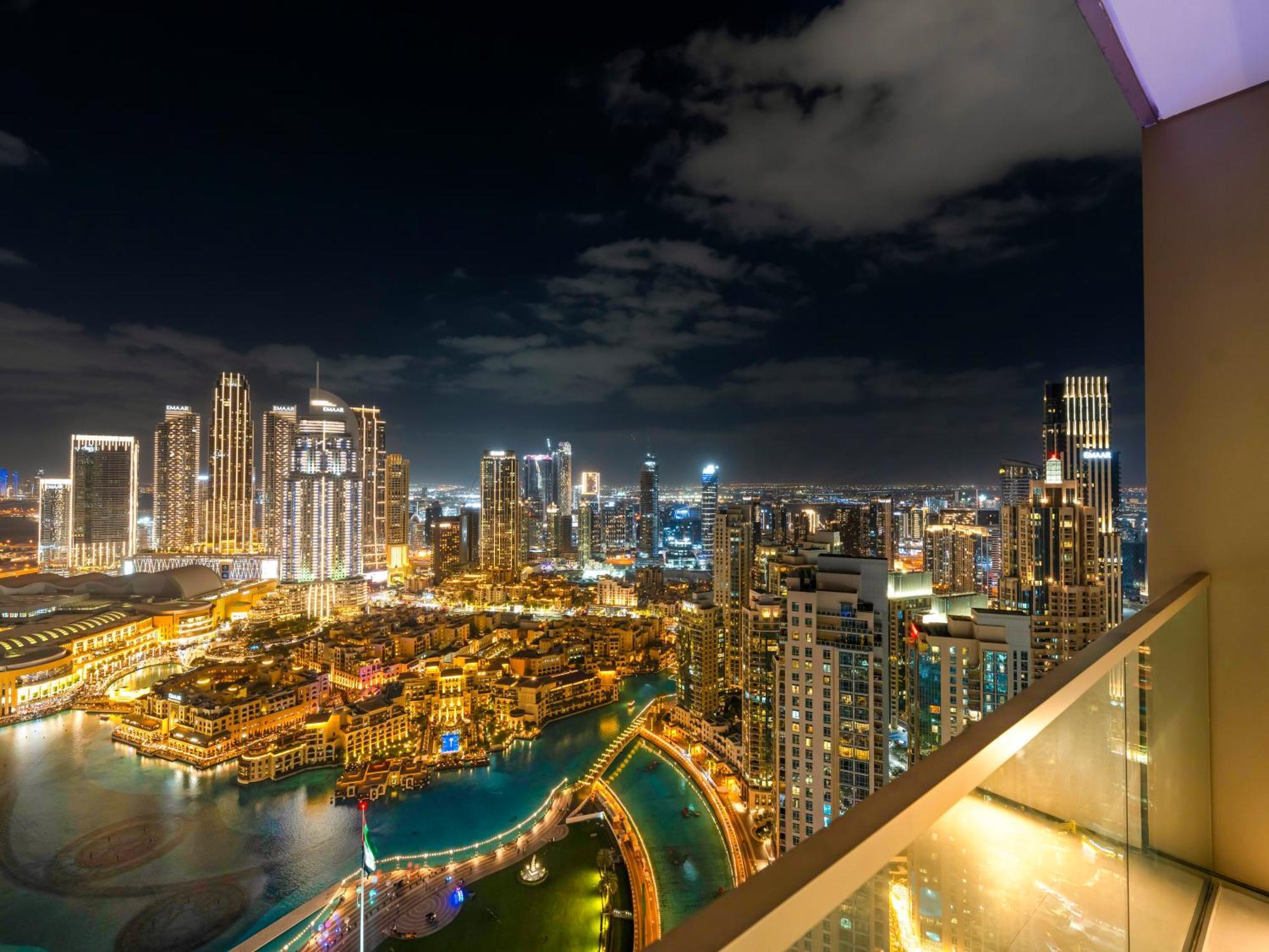 Crown Jewel 2 Bedroom I Iconic Burj Khalifa And Fountain Views I Free Parking, Gym, Pool, Wi-fi And Ps5 I By Skyline Serenity