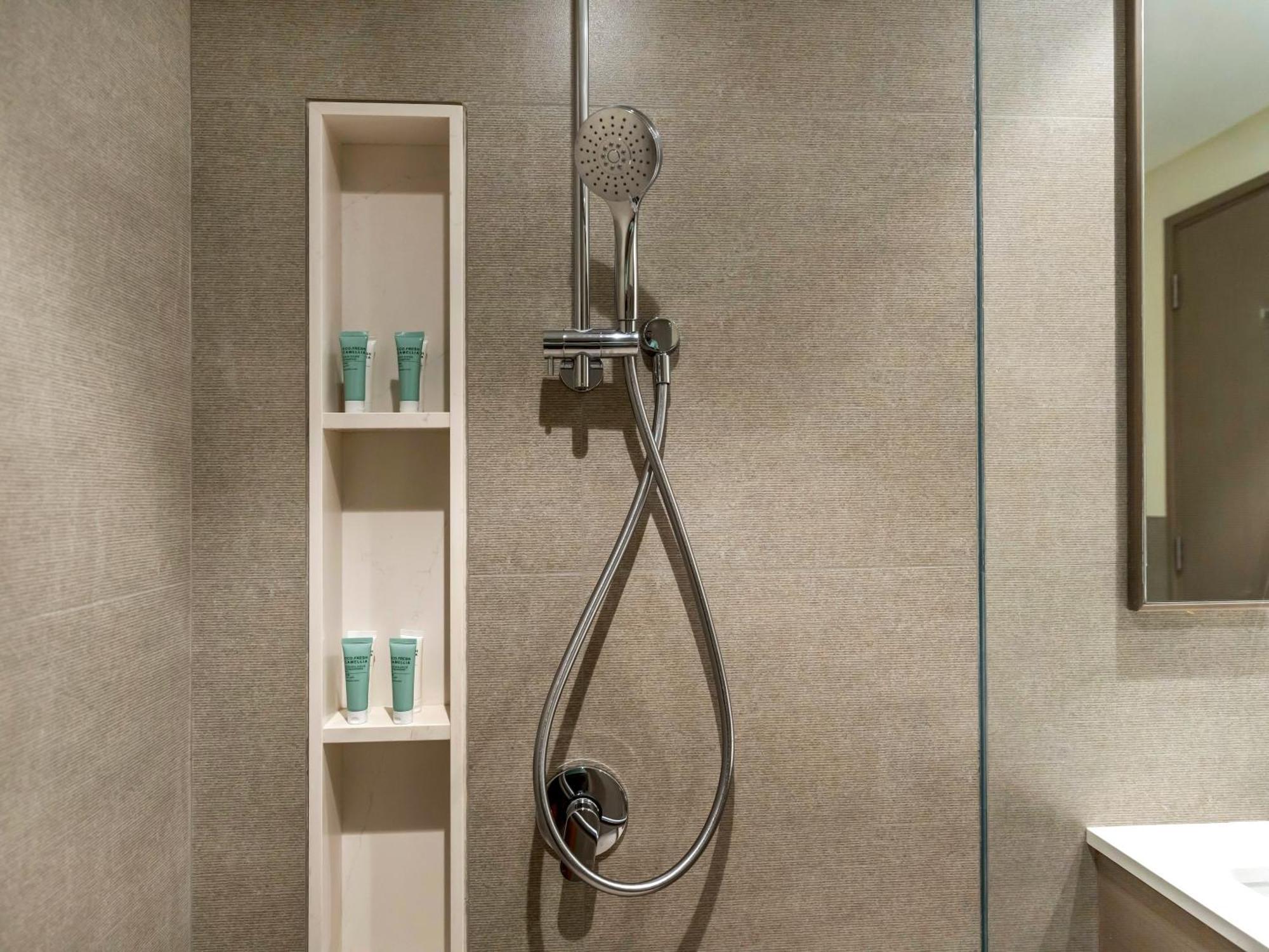 Apartment Crown Jewel 2 Bedroom I Iconic Burj Khalifa And Fountain Views I Free Parking, Gym, Pool, Wi-fi And Ps5 I By Skyline Serenity