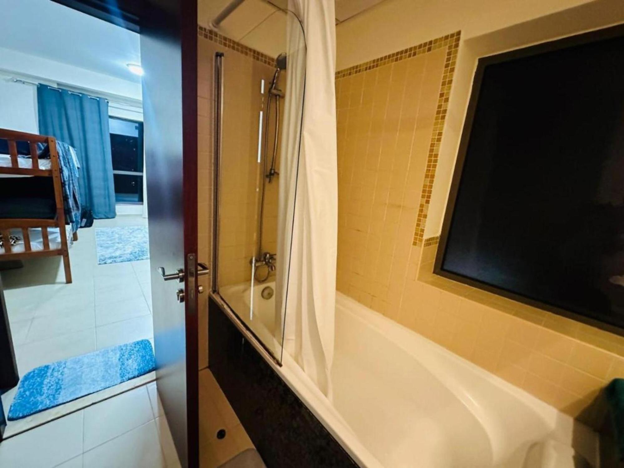 Bed & Breakfast Ahlan Marina Jbr Large In 2br For Family & Groups Dubai