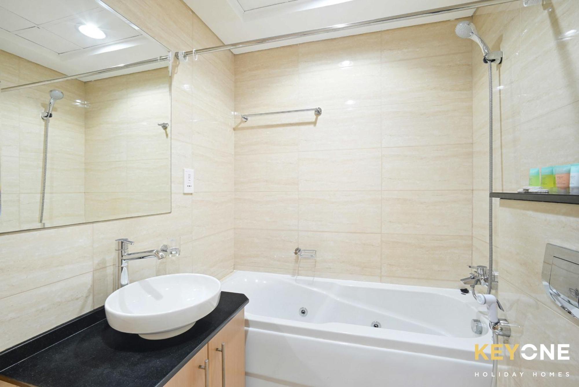 Fascinating Ocean Views In A One Bedroom Apartment