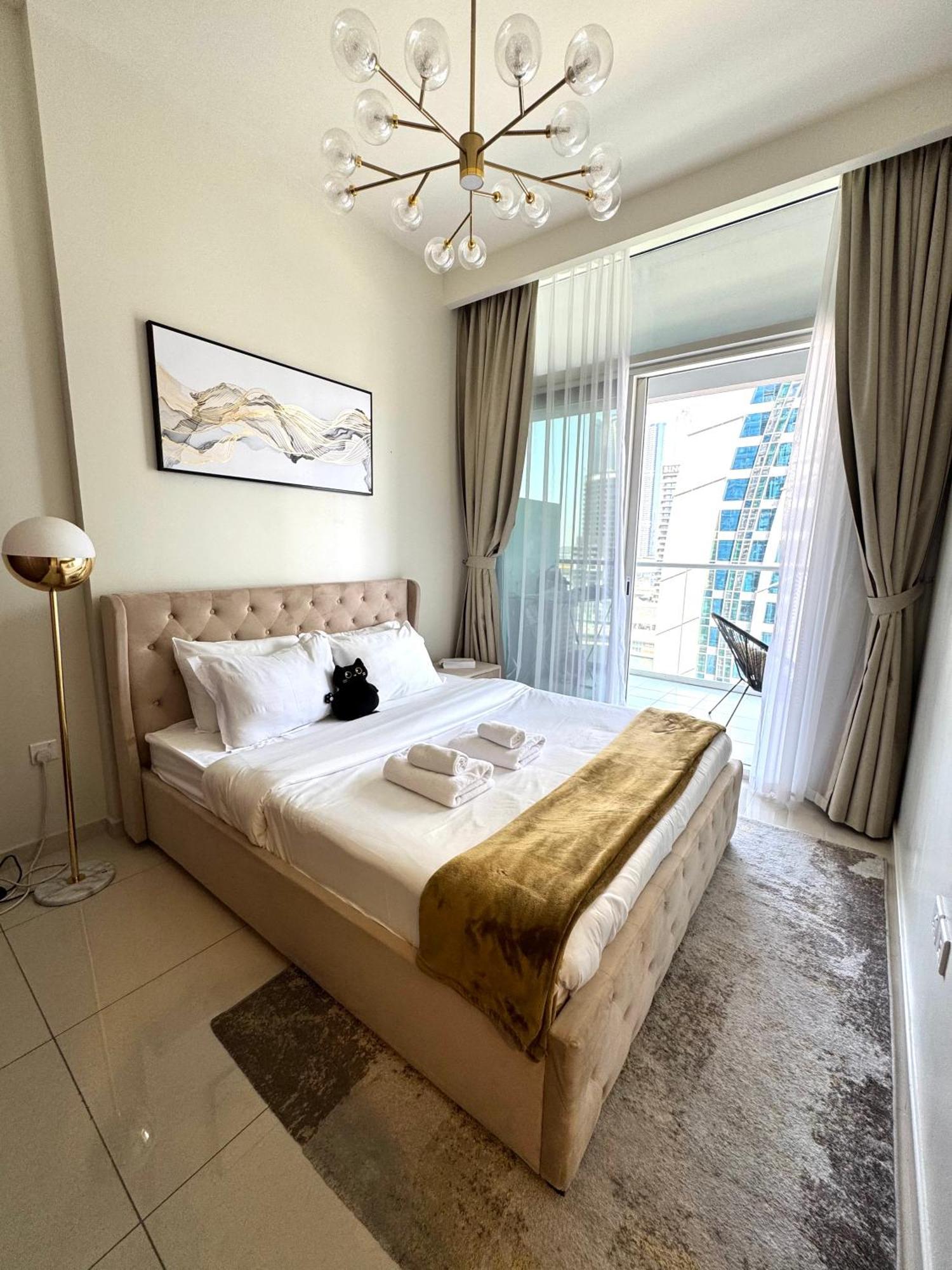 Apartment Chic 1-bedroom Retreat With Stunning Canal View Near Burj Khalifa & Business Bay