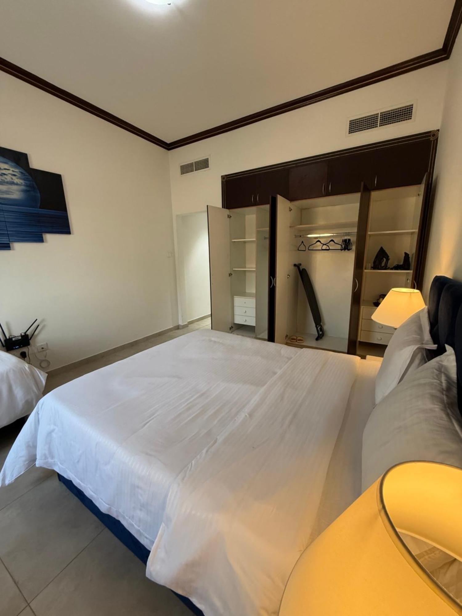 2016 Queen In With Private And Attached Bathroom Close To Union Metro Station With Paid Parking Aparthotel