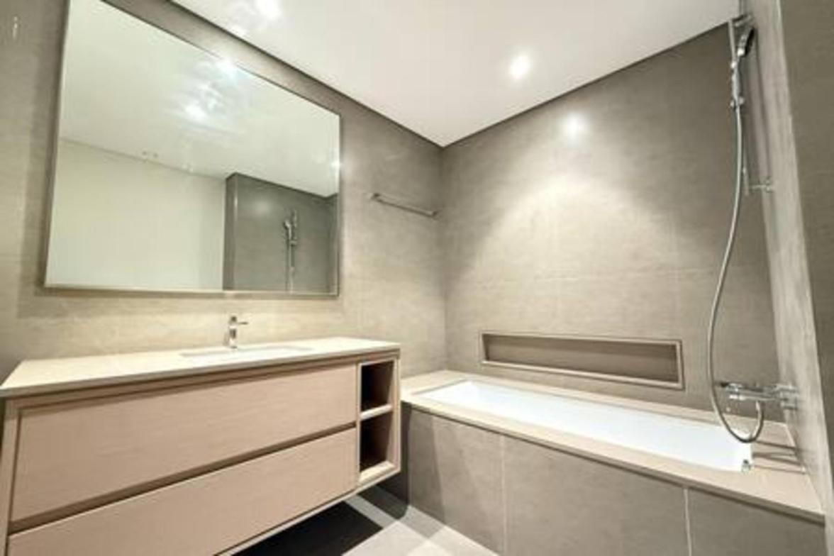 Likehome - 2 Bhk With Burj Khalifa View In Downtown Apartment *
