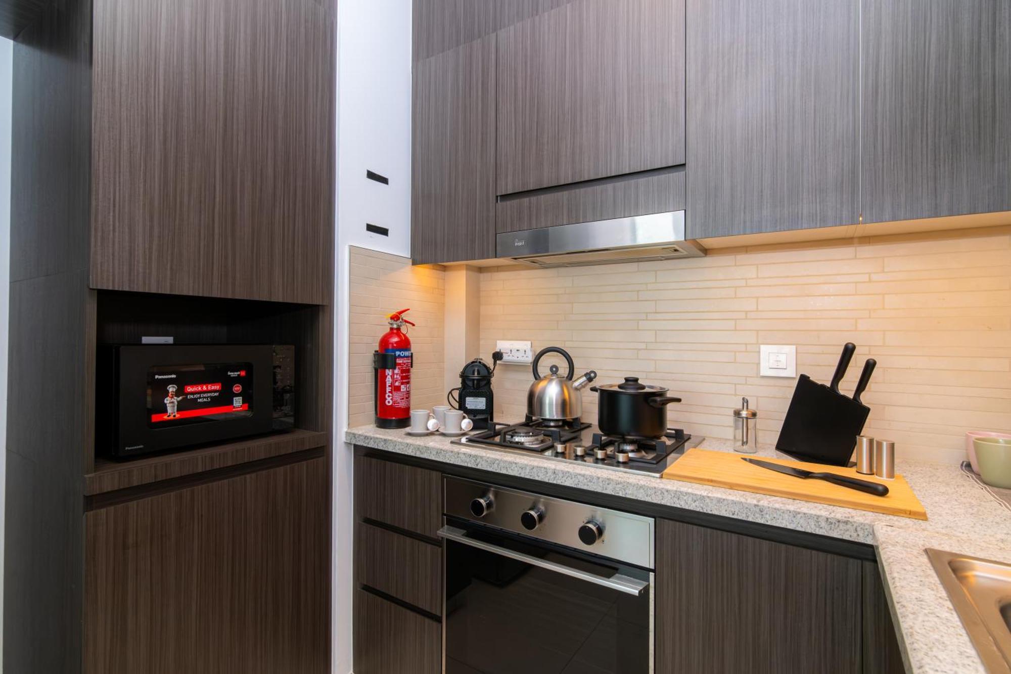 Apartment Elite Escape - 1 Bhk Getaway With Mall Access - 1502 *