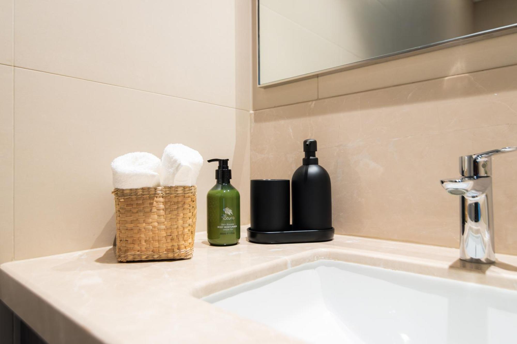 Elite Escape - 1 Bhk Getaway With Mall Access - 1502 Apartment