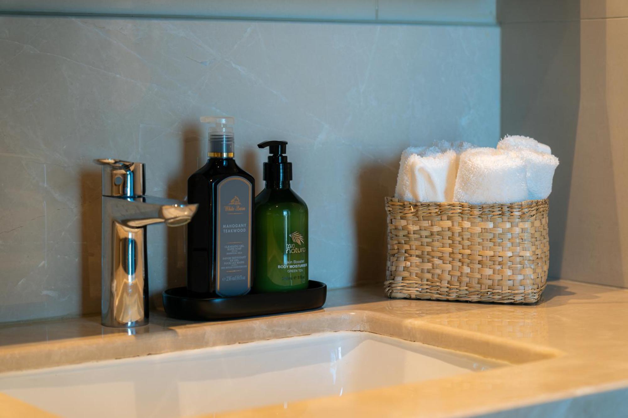 Elite Escape - 1 Bhk Getaway With Mall Access - 1502 Apartment *