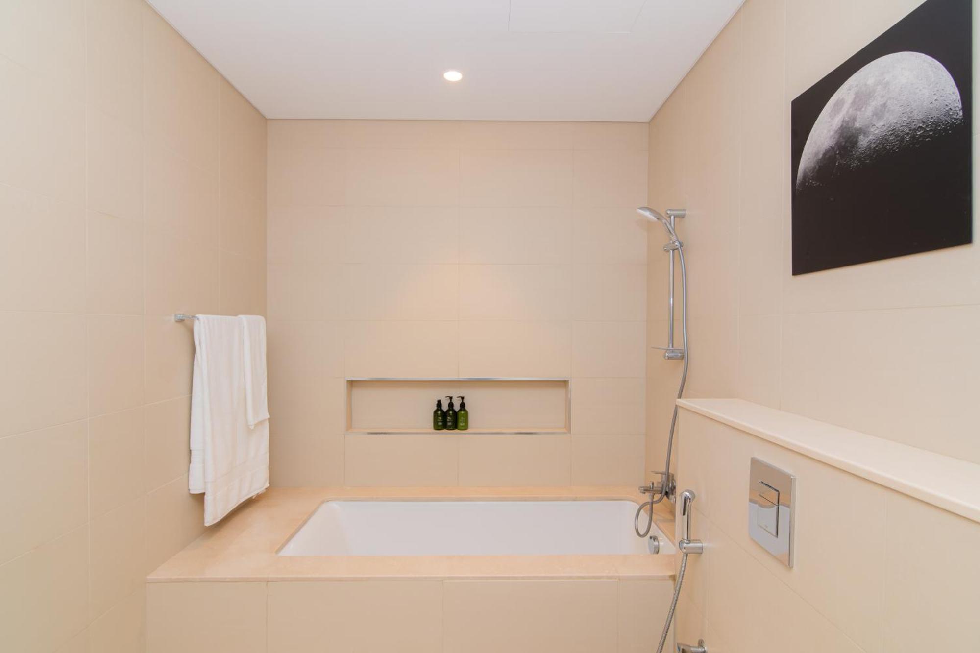 Elite Escape - 1 Bhk Getaway With Mall Access - 1502 Apartment