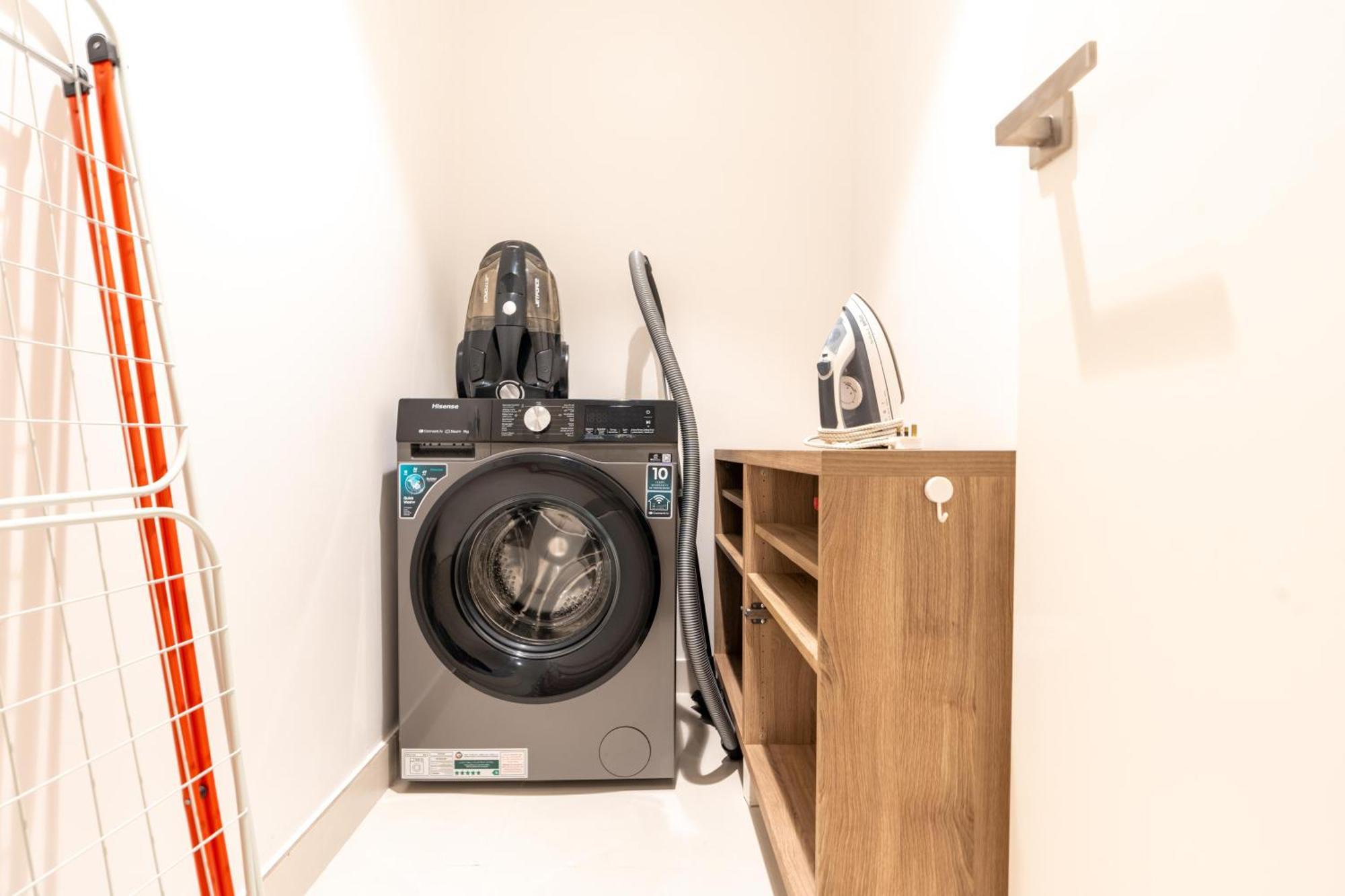 Apartment Stylish 1br In La With Balcony And Partial Marina Views *