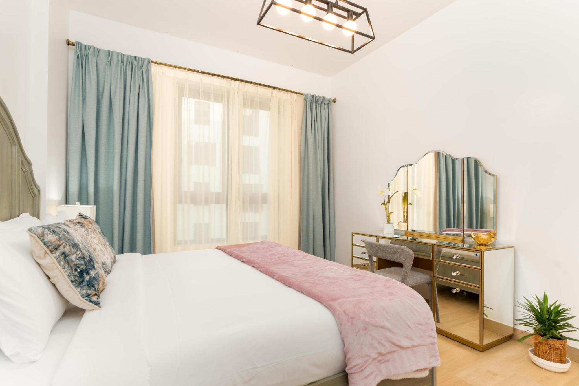 Stylish 1br In La With Balcony And Partial Marina Views Apartment Dubai