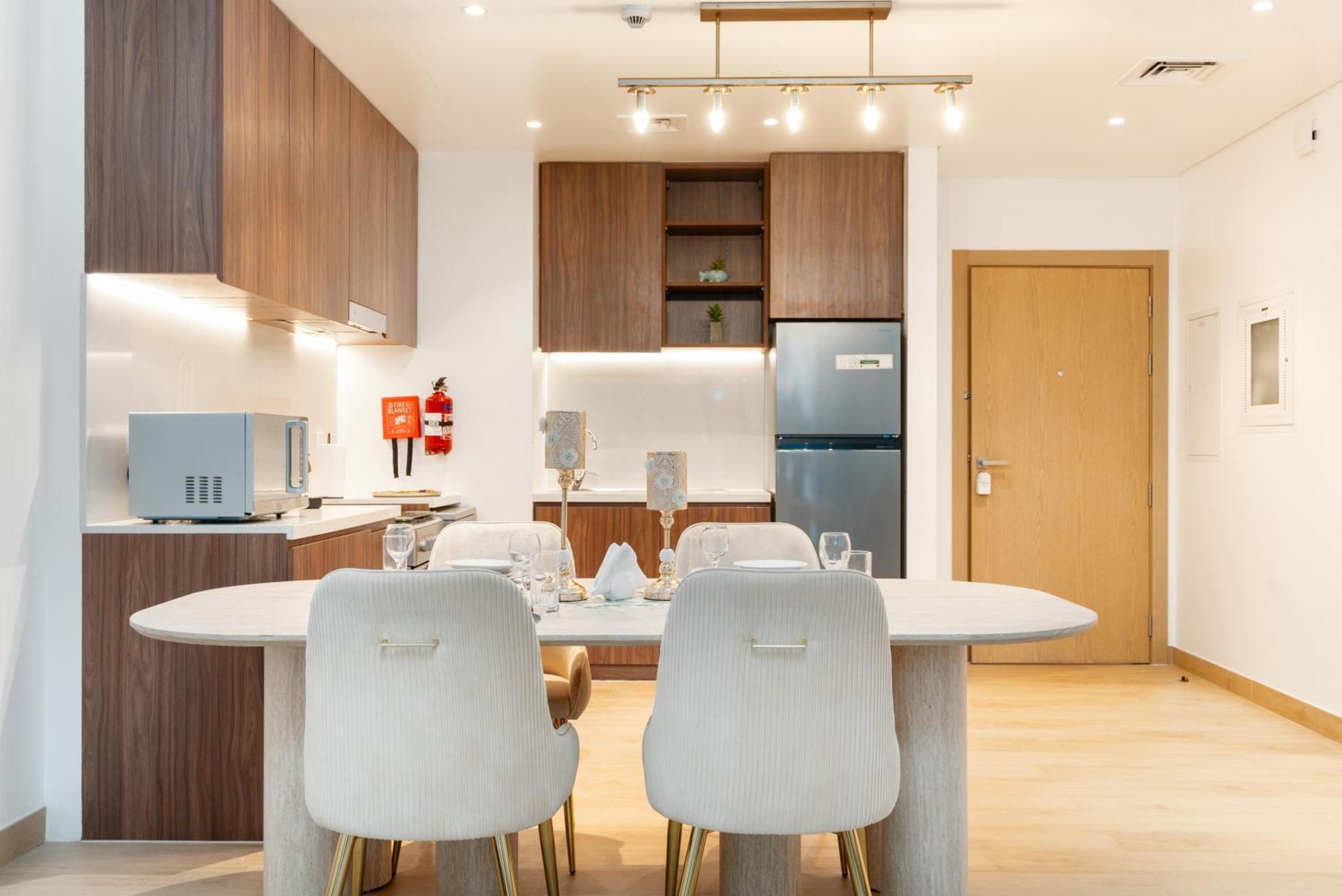 Stylish 1br In La With Balcony And Partial Marina Views Dubai