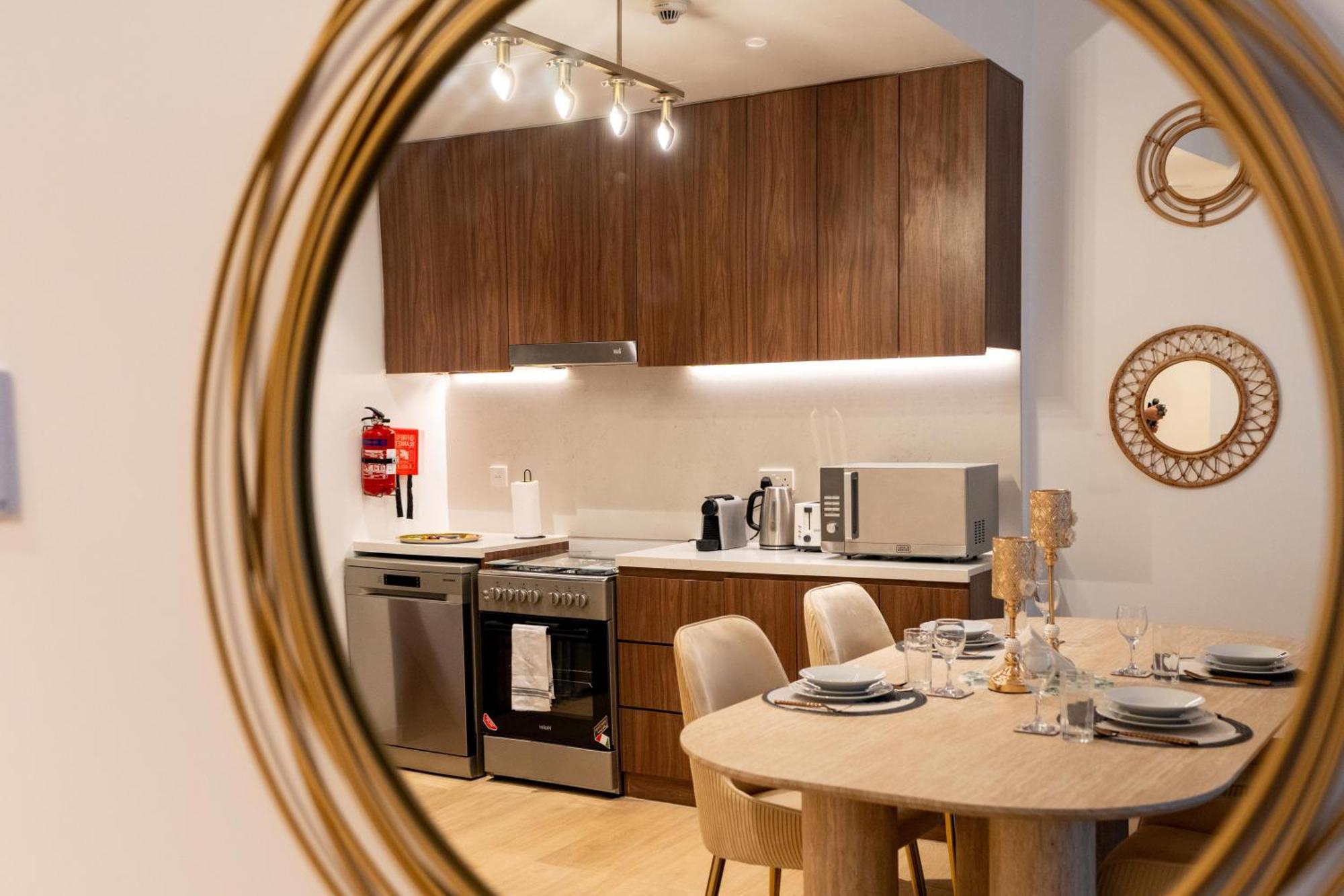 Stylish 1br In La With Balcony And Partial Marina Views Apartment