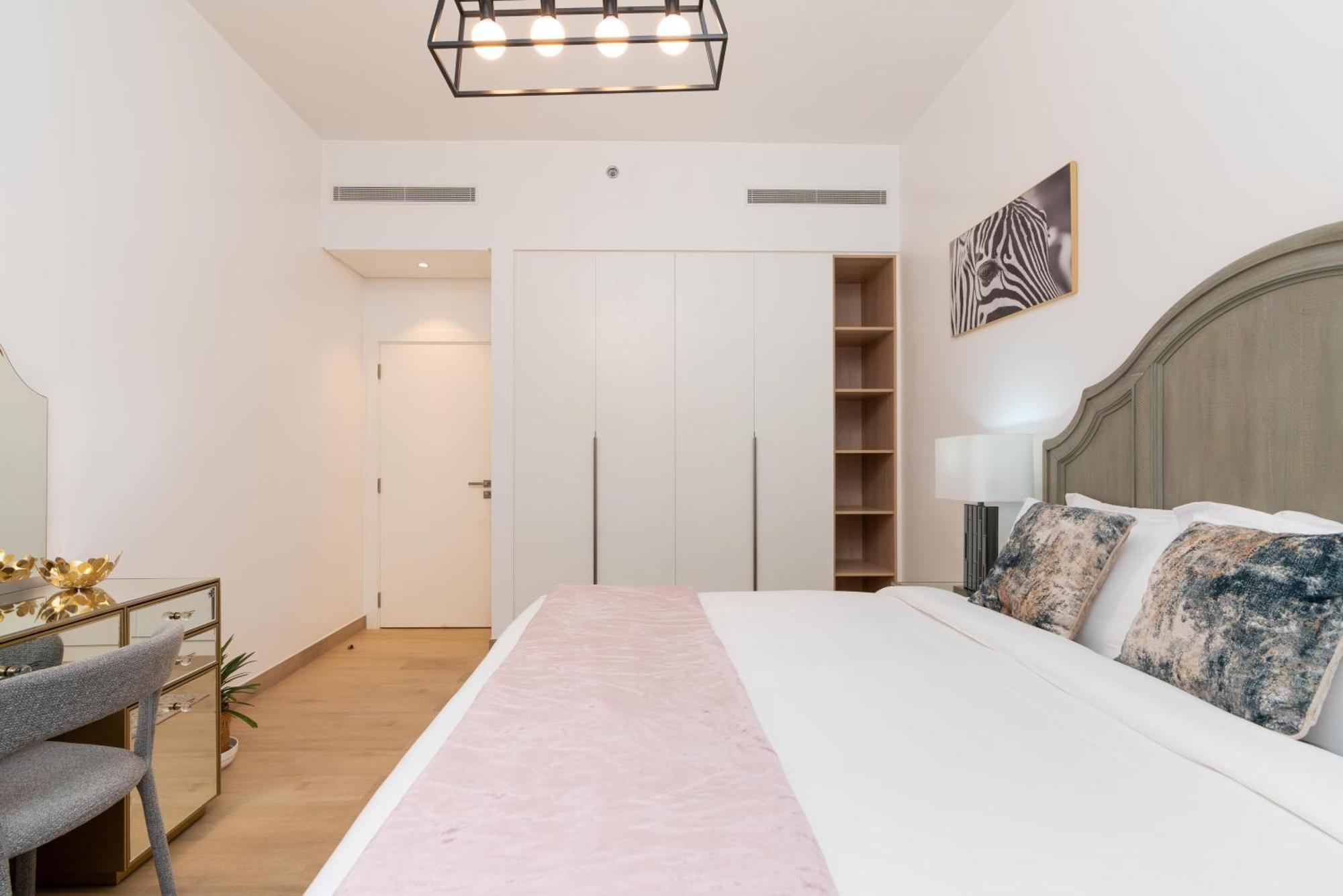 Apartment Stylish 1br In La With Balcony And Partial Marina Views *