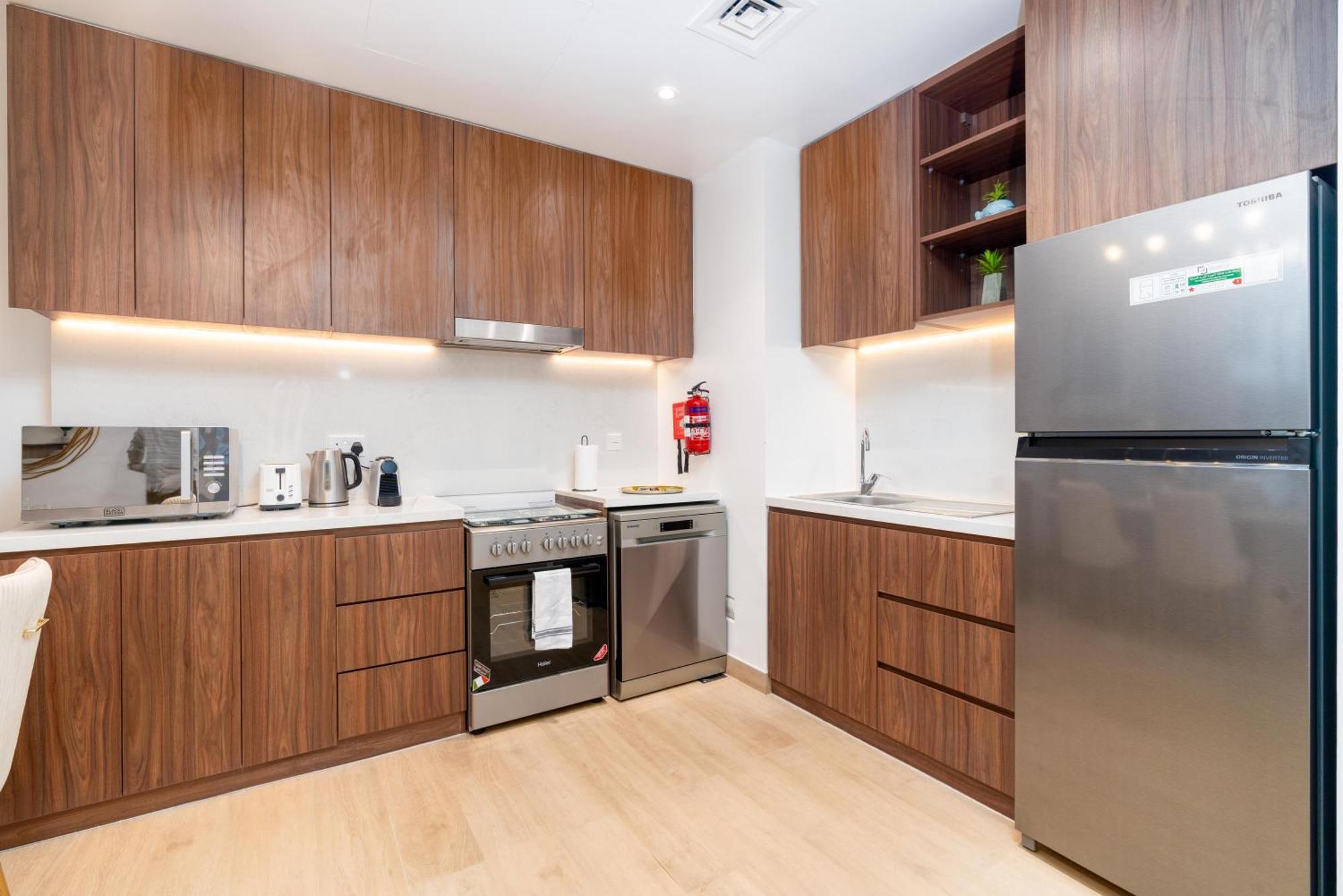 Stylish 1br In La With Balcony And Partial Marina Views