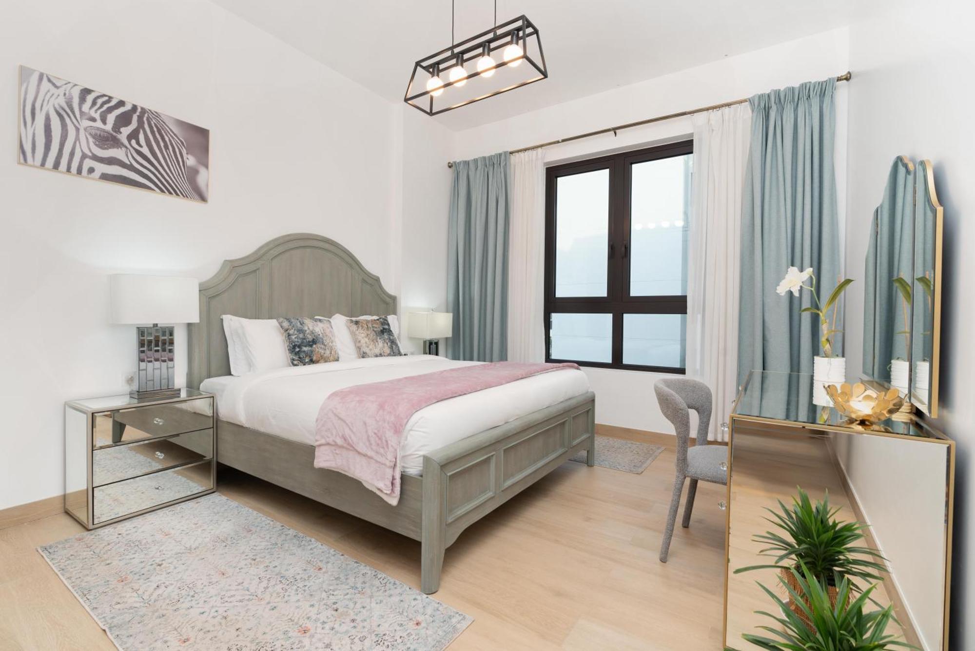 Stylish 1br In La With Balcony And Partial Marina Views Dubai