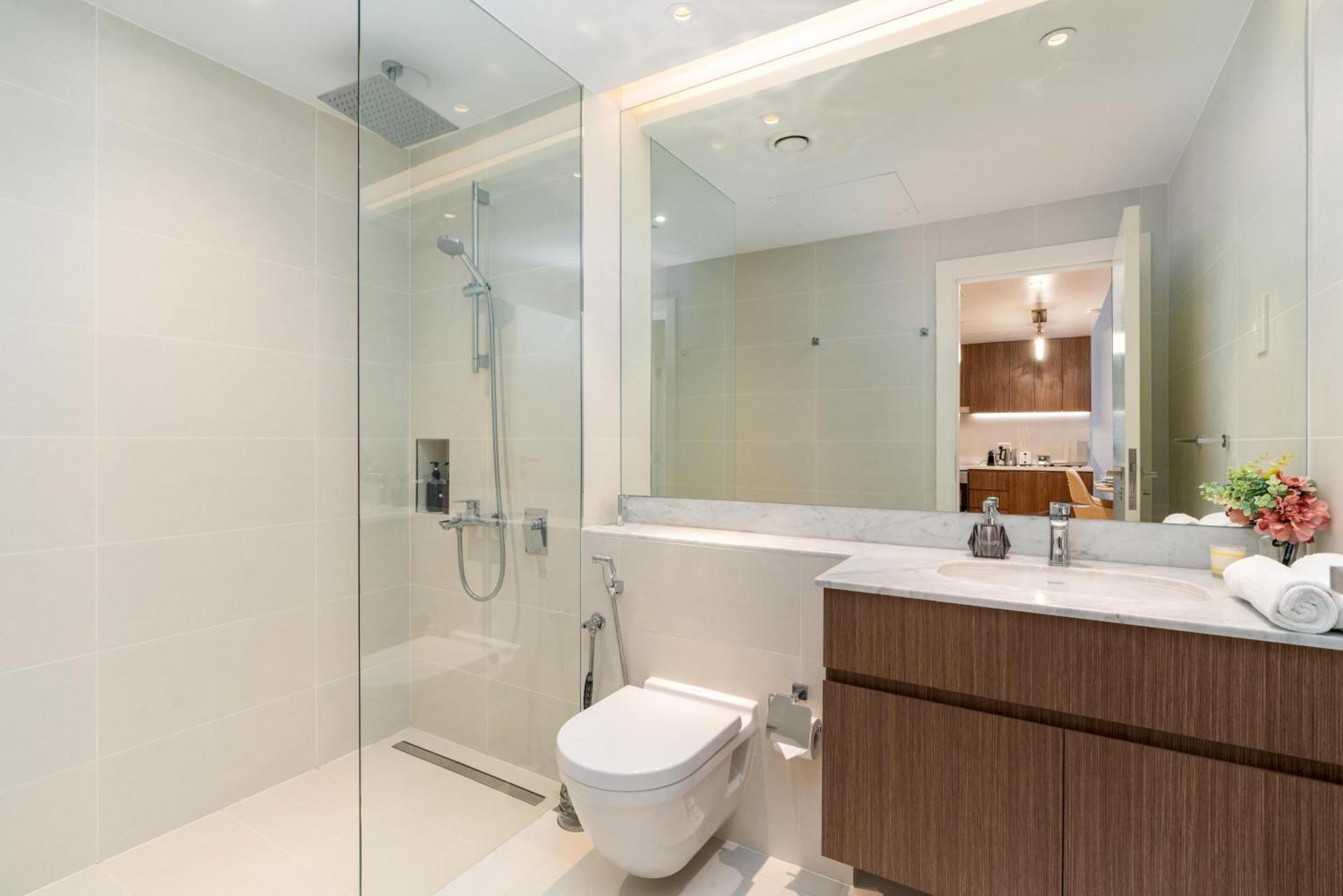 Stylish 1br In La With Balcony And Partial Marina Views