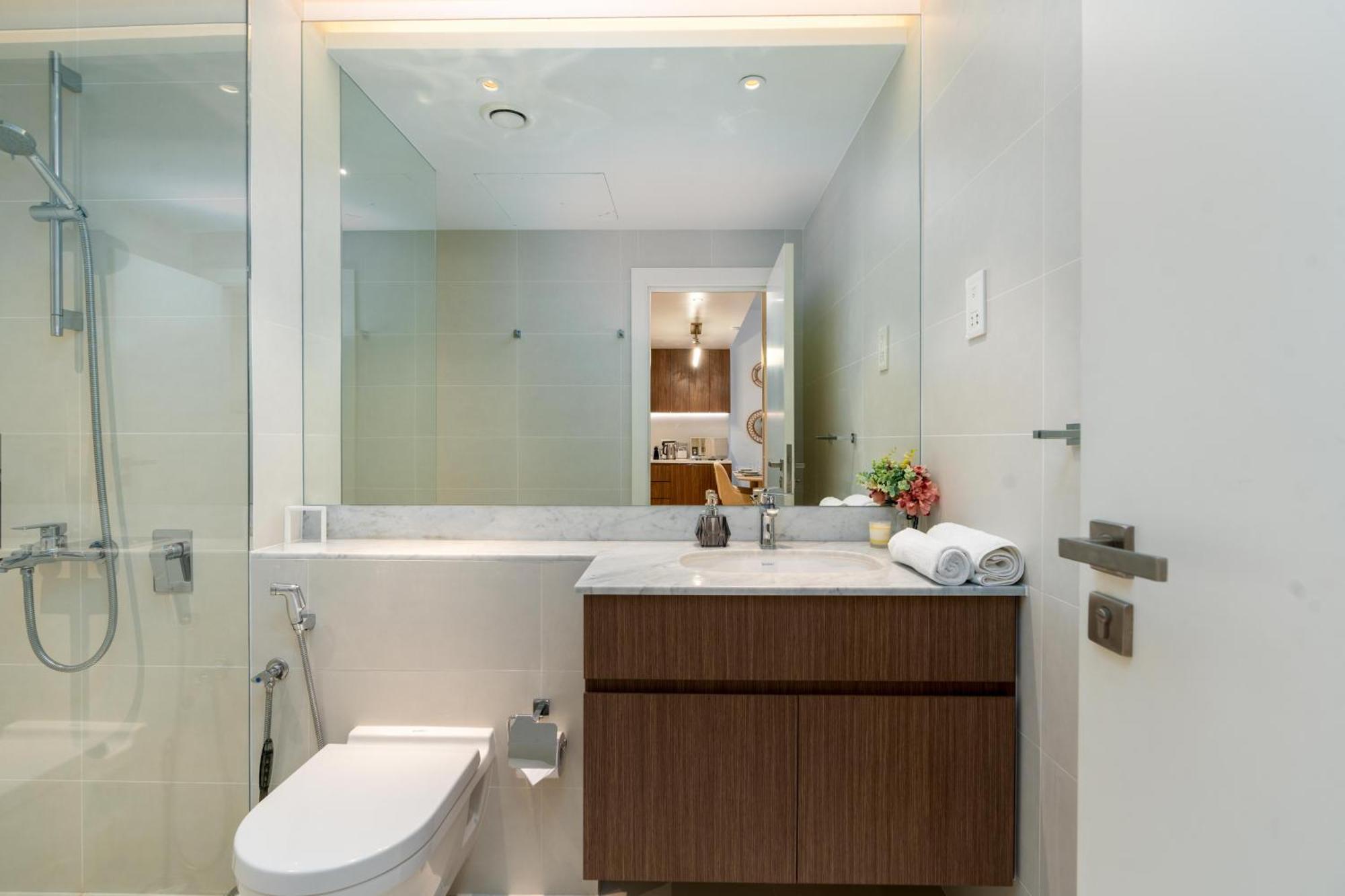 Stylish 1br In La With Balcony And Partial Marina Views *