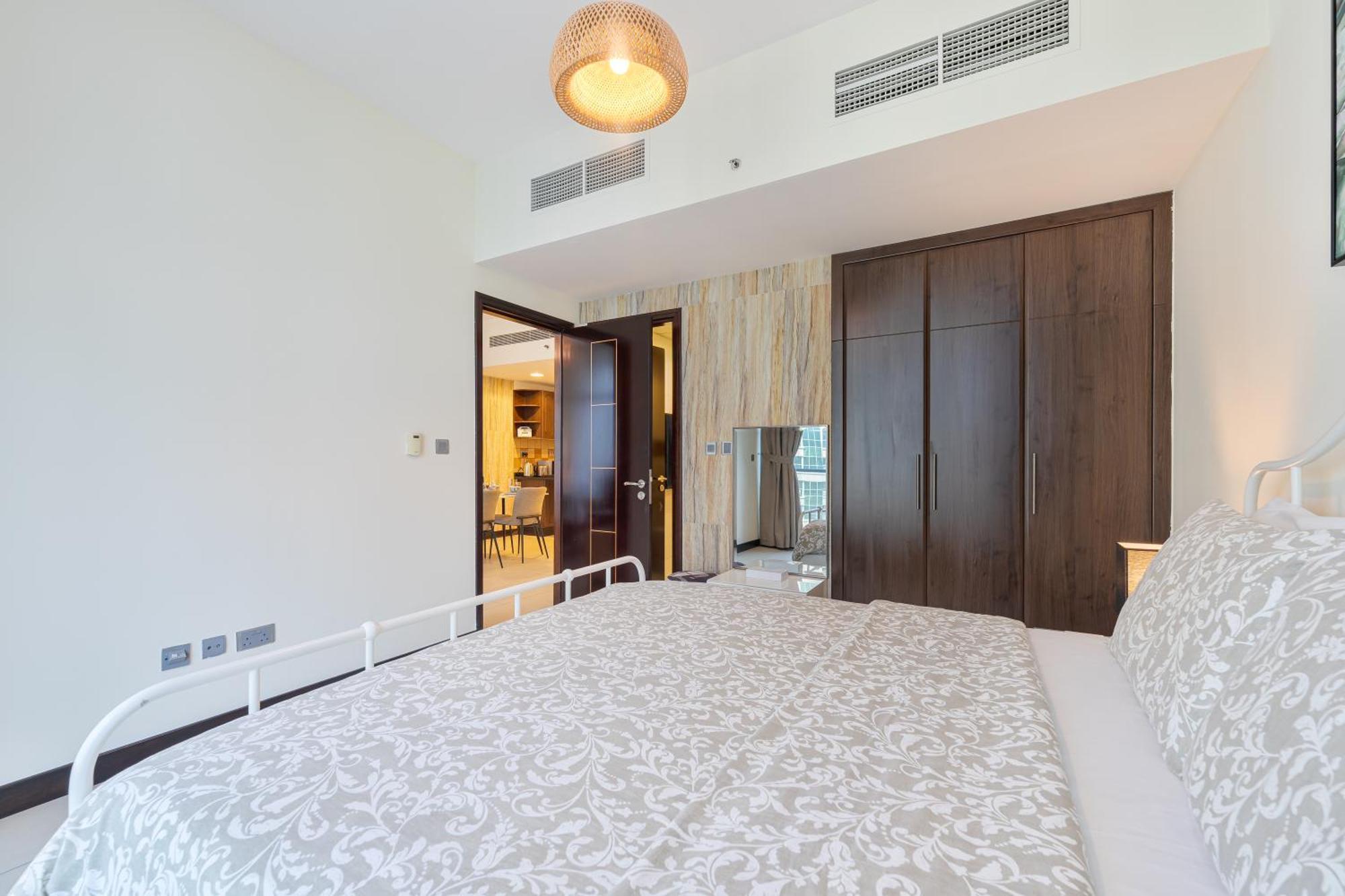 1br Near Metro Jlt Pool Gym Fast Wi-fi