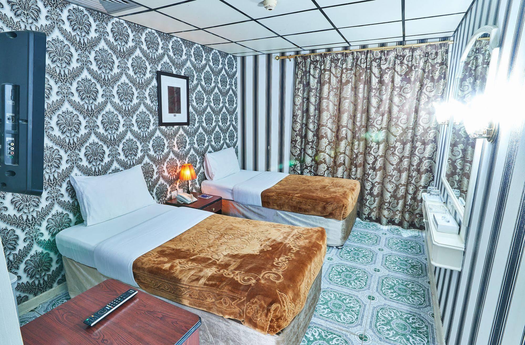 Hotel West *