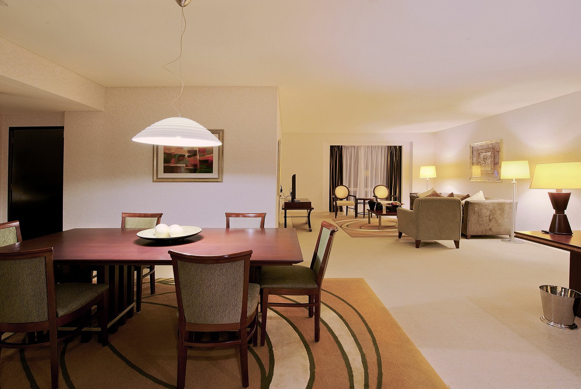 Shangri-La Apartments 5*