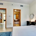 Apricus Holiday Homes - Beautiful 2 Bdrm Apartment Near Metro